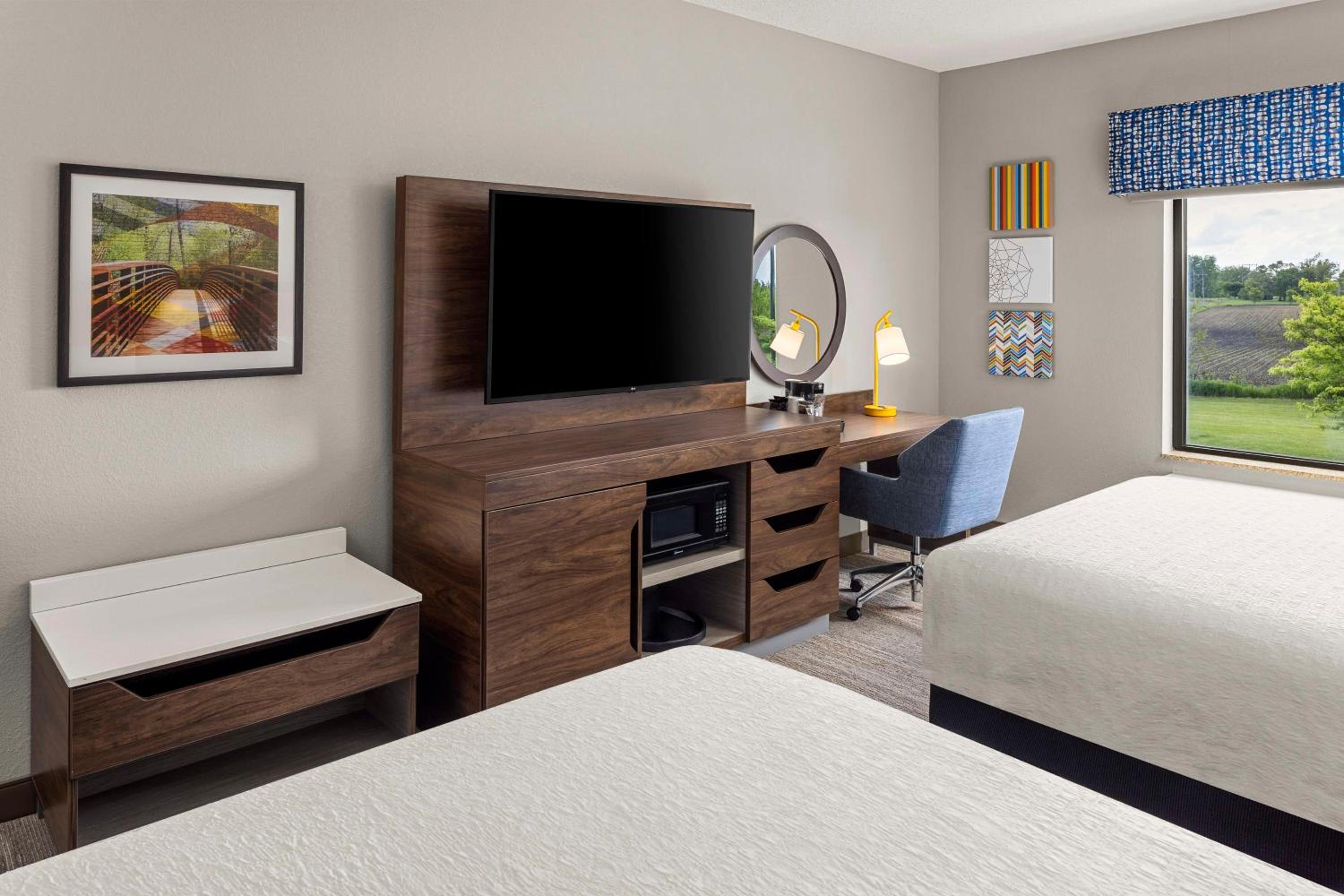 Queen Room with Two Queen Beds - Non-Smoking - Photo 1