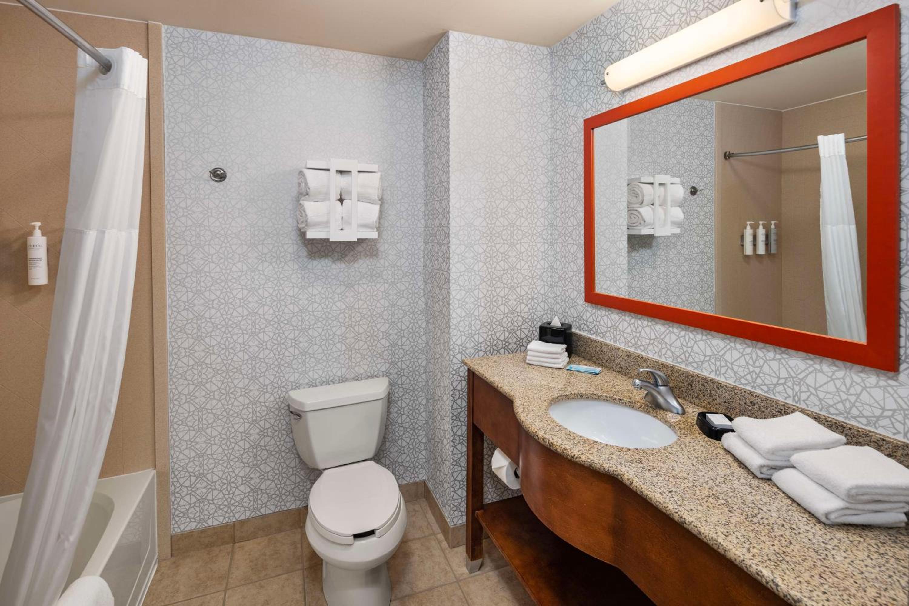 Queen Room with Two Queen Beds - Non-Smoking - Photo 6