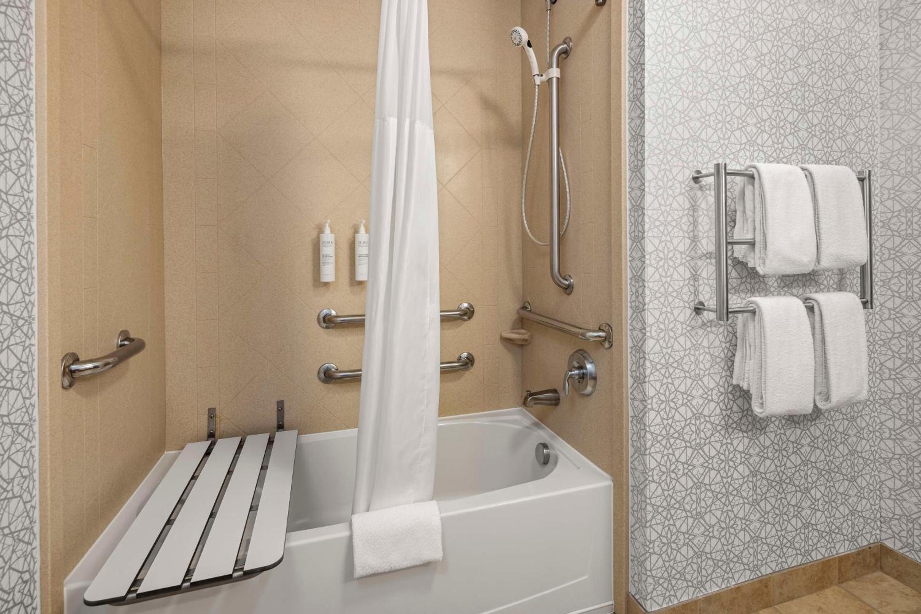Queen Room with Two Queen Beds - Mobility Access/Non-Smoking - Photo 2