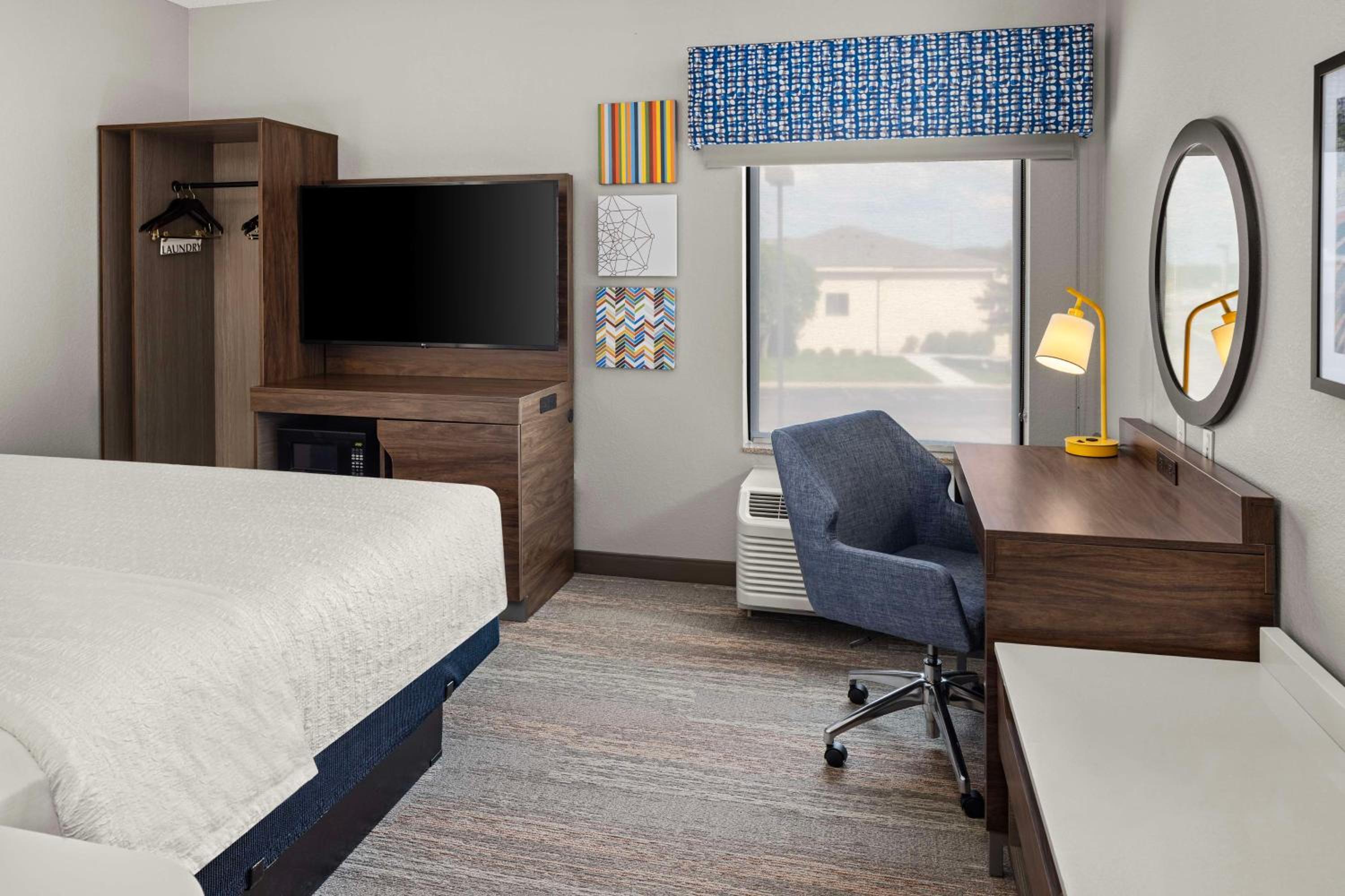 King Room - Non-Smoking - Photo 6
