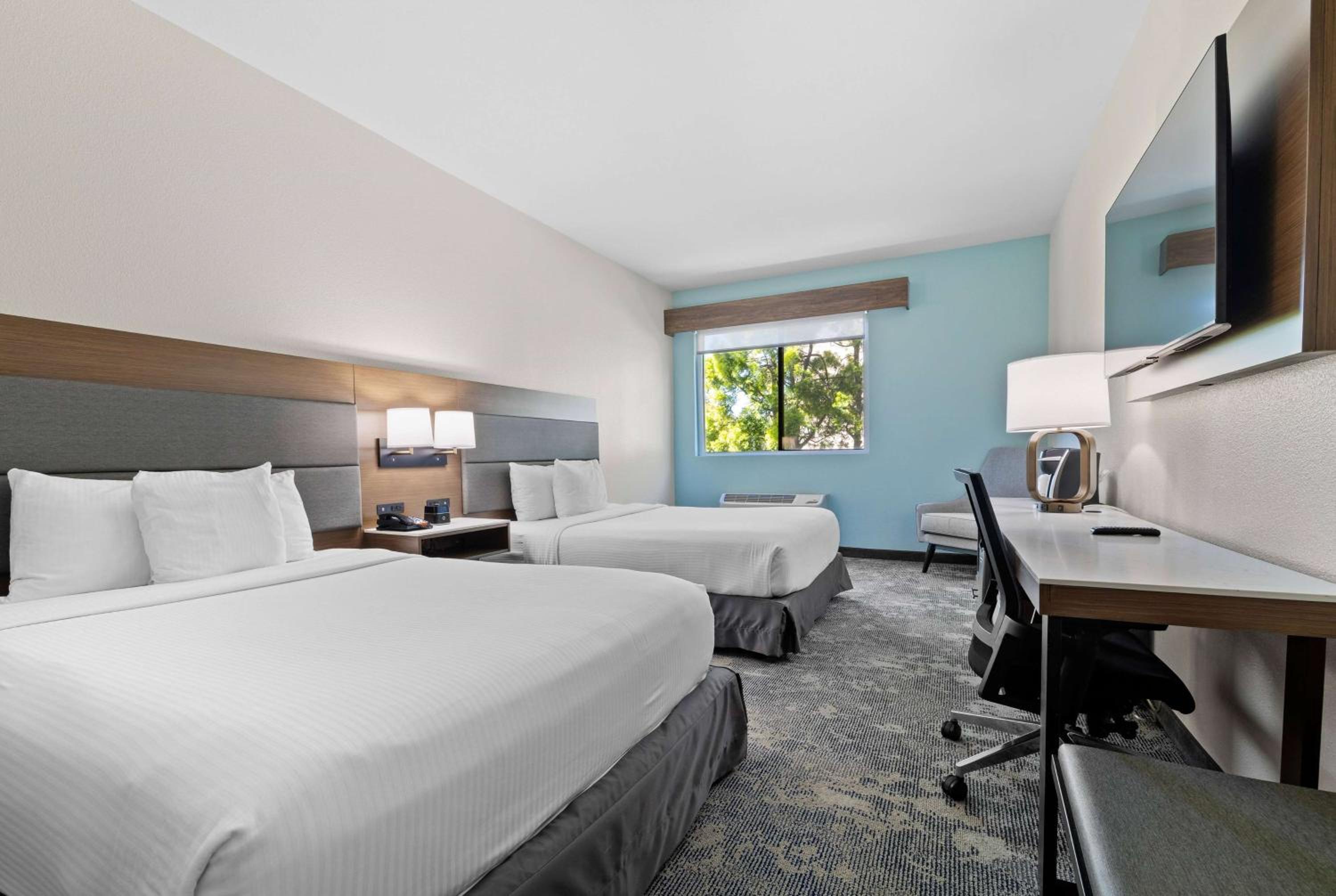 Queen Room with Two Queen Beds - Non-Smoking - Photo 1