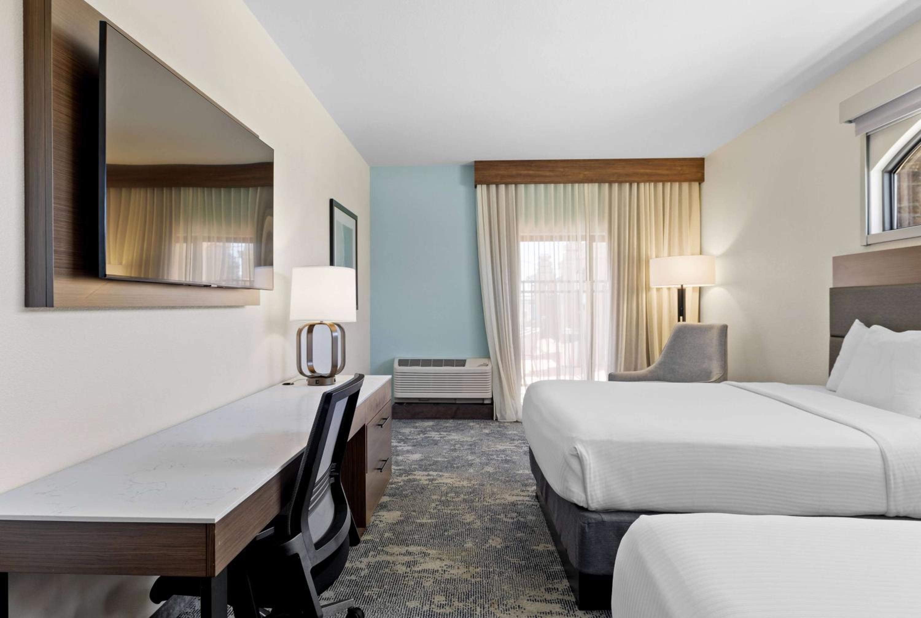2 Queen Beds, Partial Ocean View Room, Non-Smoking - Photo 1