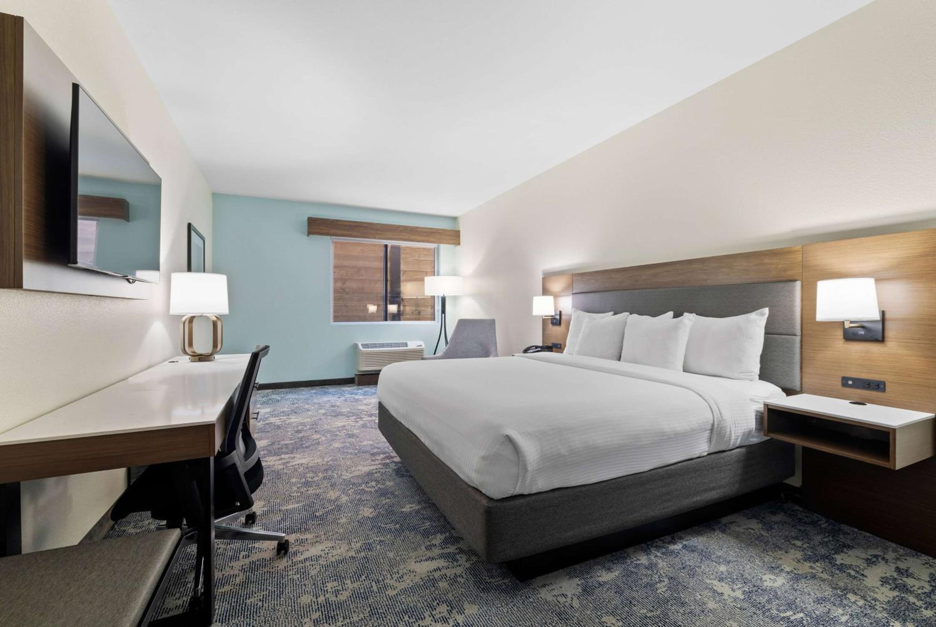 King Room with Hearing/Mobility Access and Bathtub with Grab Bars - Non-Smoking - Photo 1