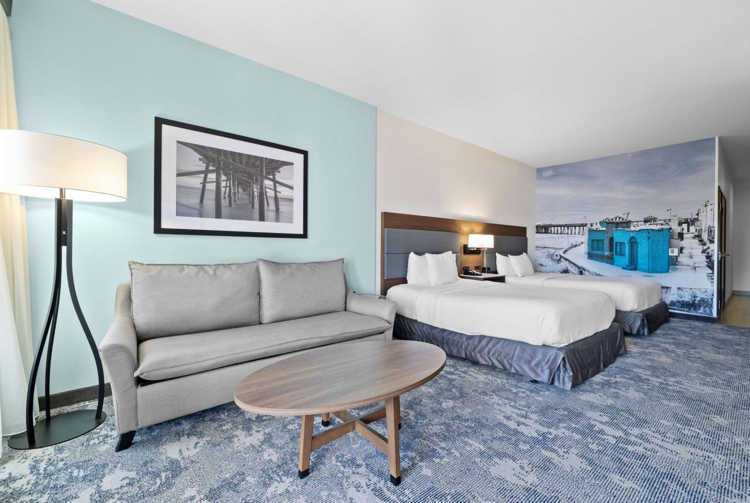 Queen Suite with Two Queen Beds and Bath Tub - Ocean View/Mobility Accessible/Non-Smoking - Photo 1