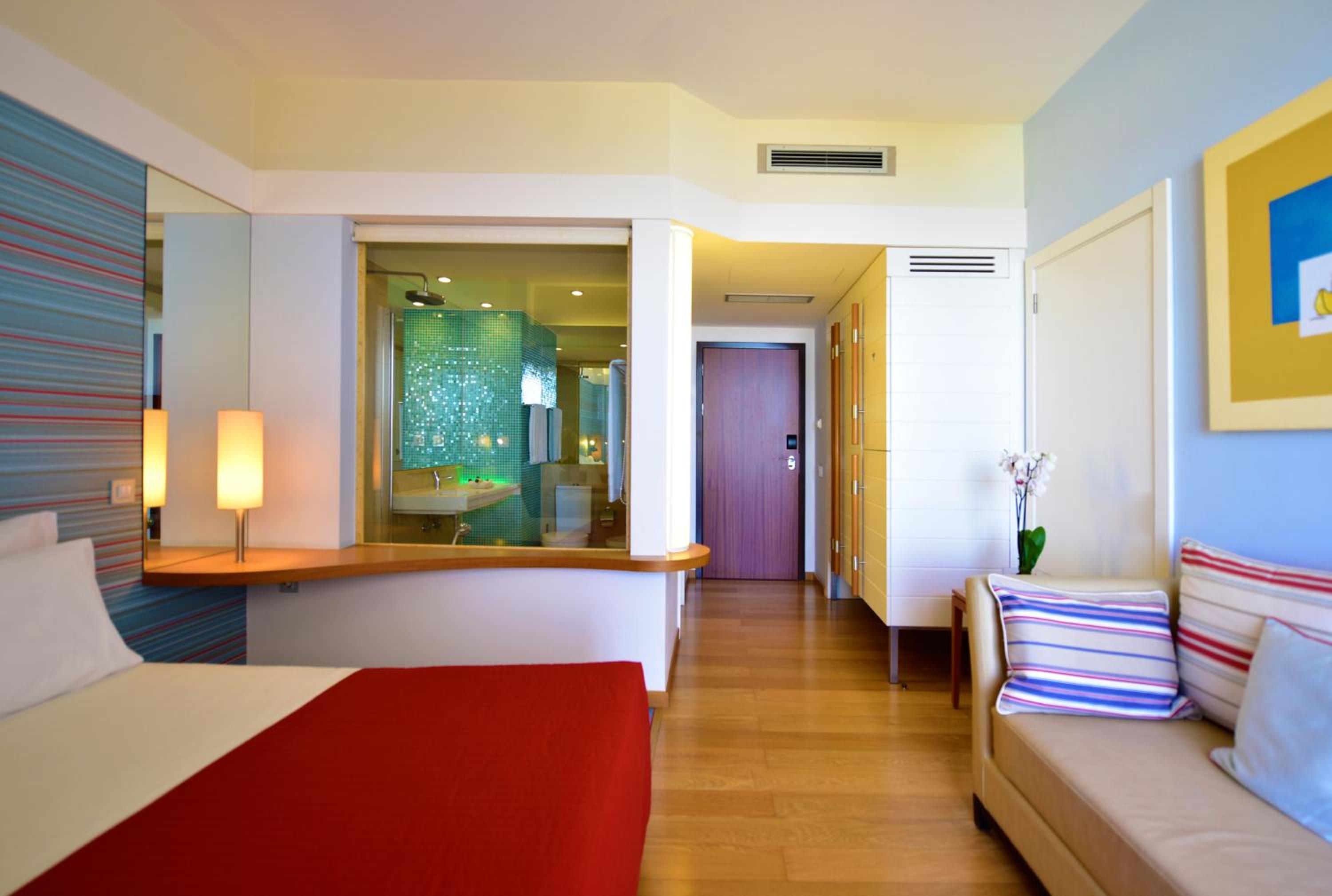 Deluxe Room with Side Sea View - Photo 5
