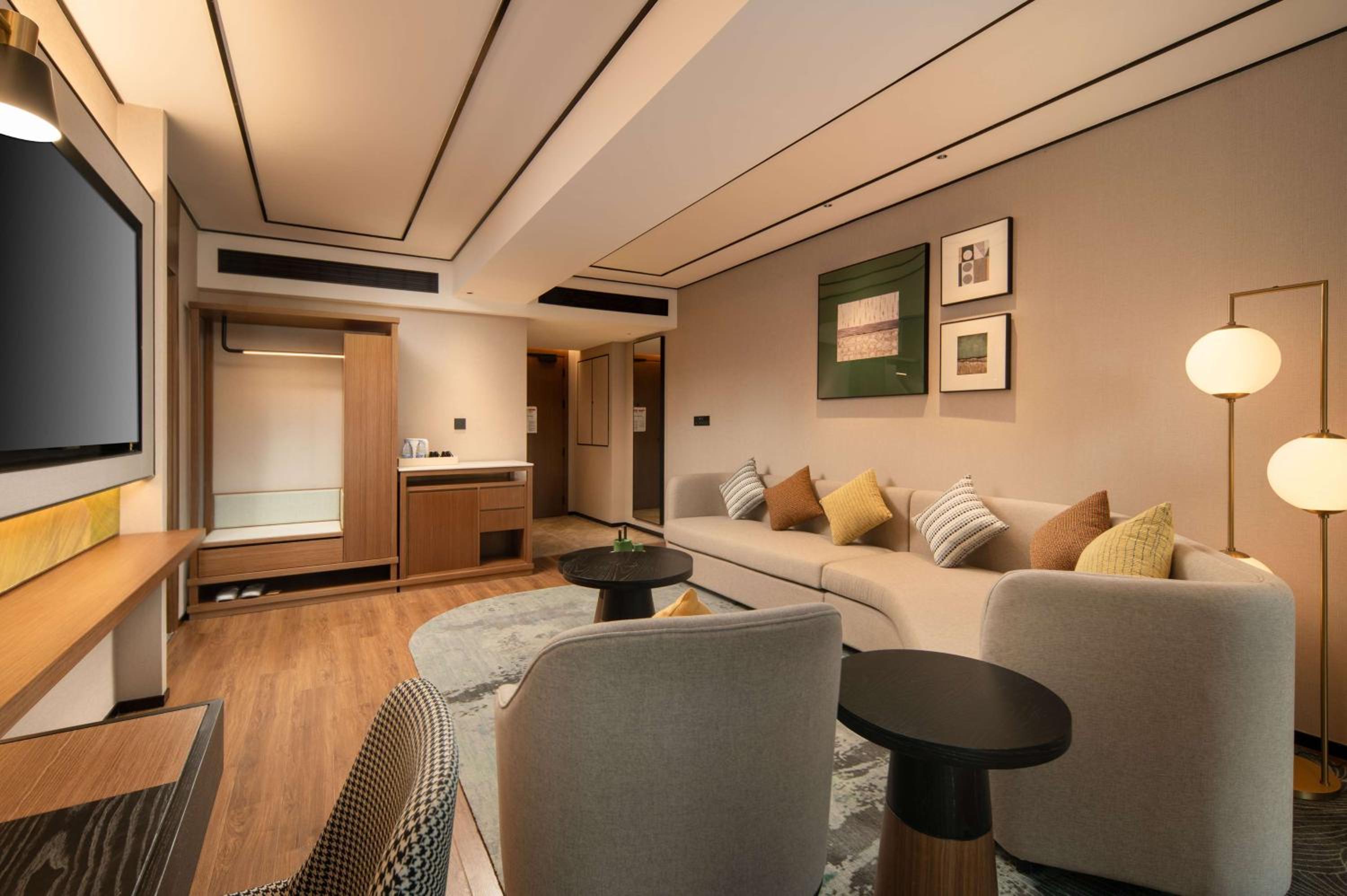 Deluxe King Suite