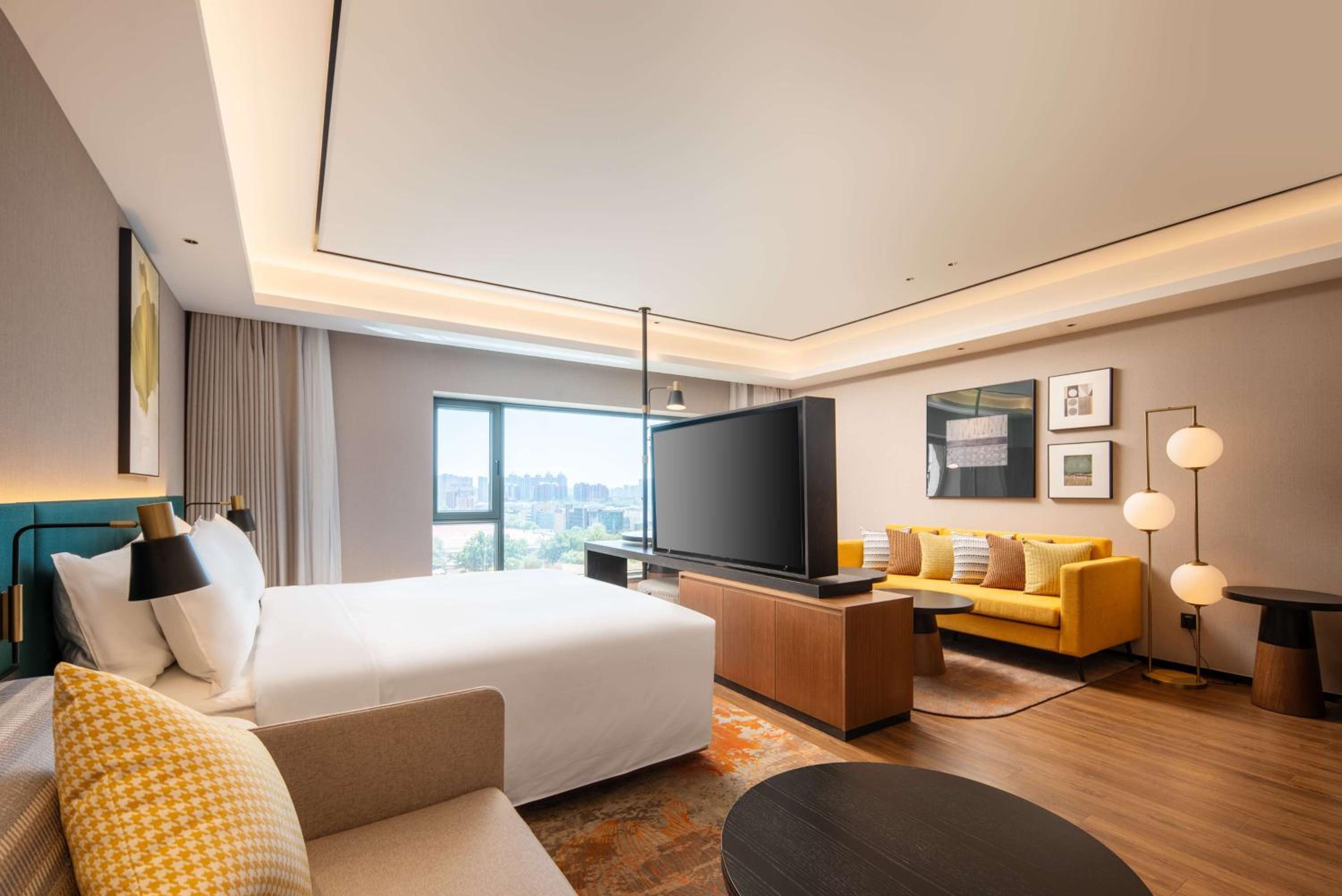 Deluxe King Room thumbnail 6