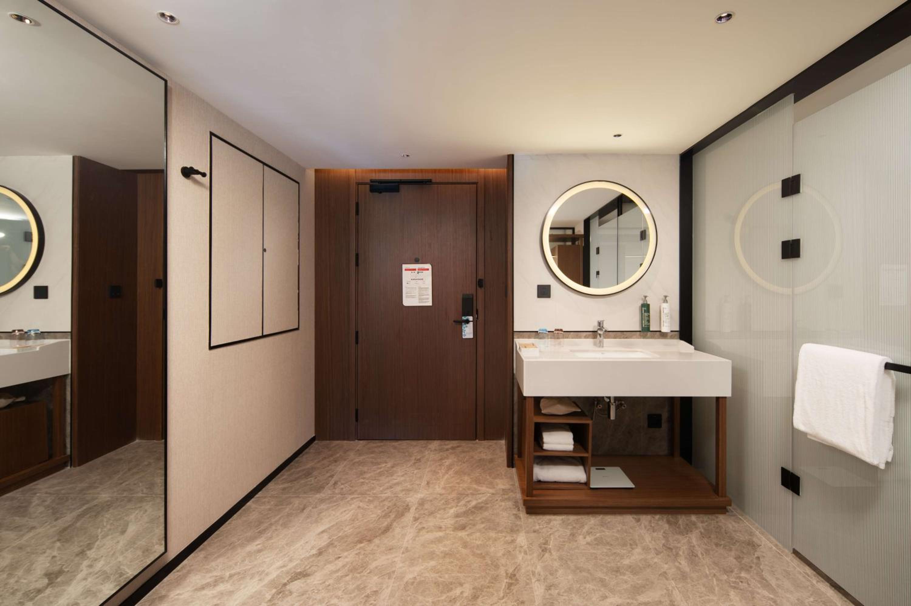 Superior Twin Room thumbnail 6