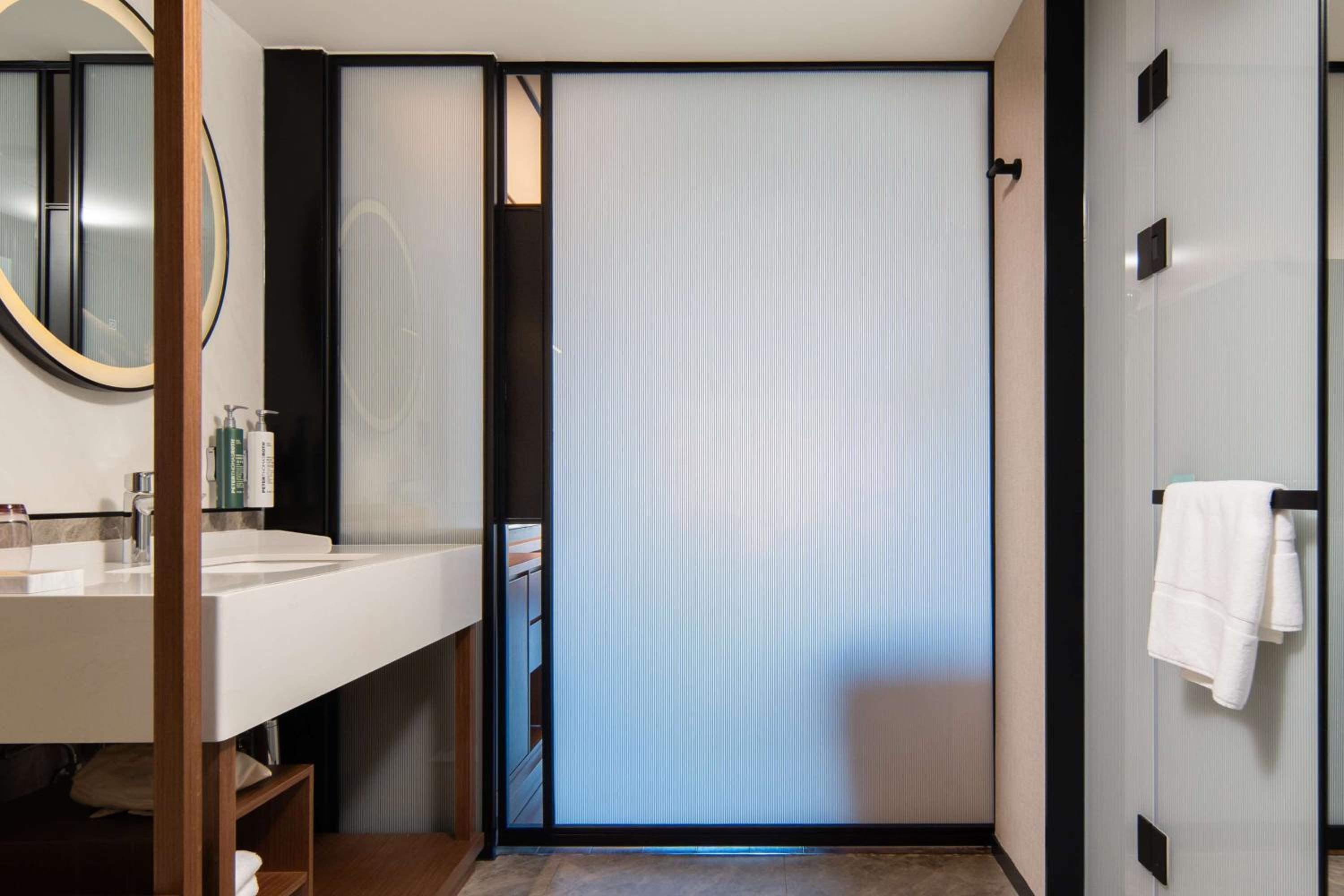 Twin Room thumbnail 5