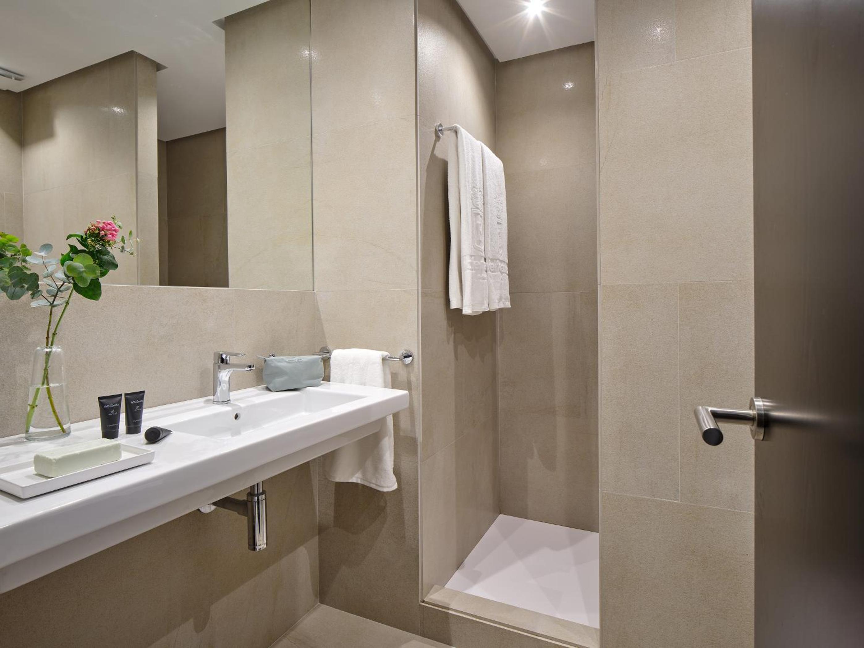 Standard Double or Twin Room (1-2 Adults) - Photo 15