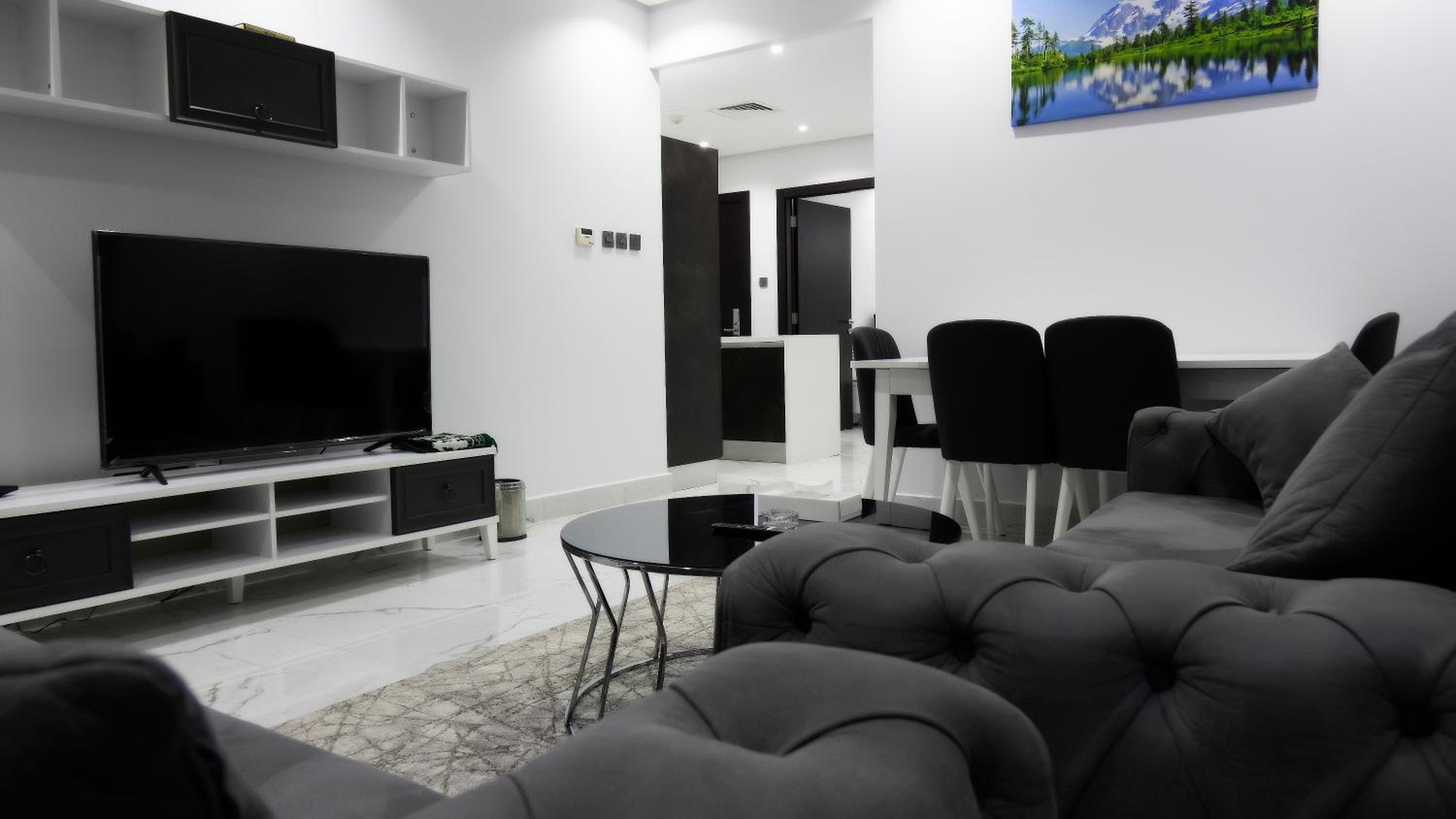 One-Bedroom Apartment with Balcony and Sea View - Photo 21