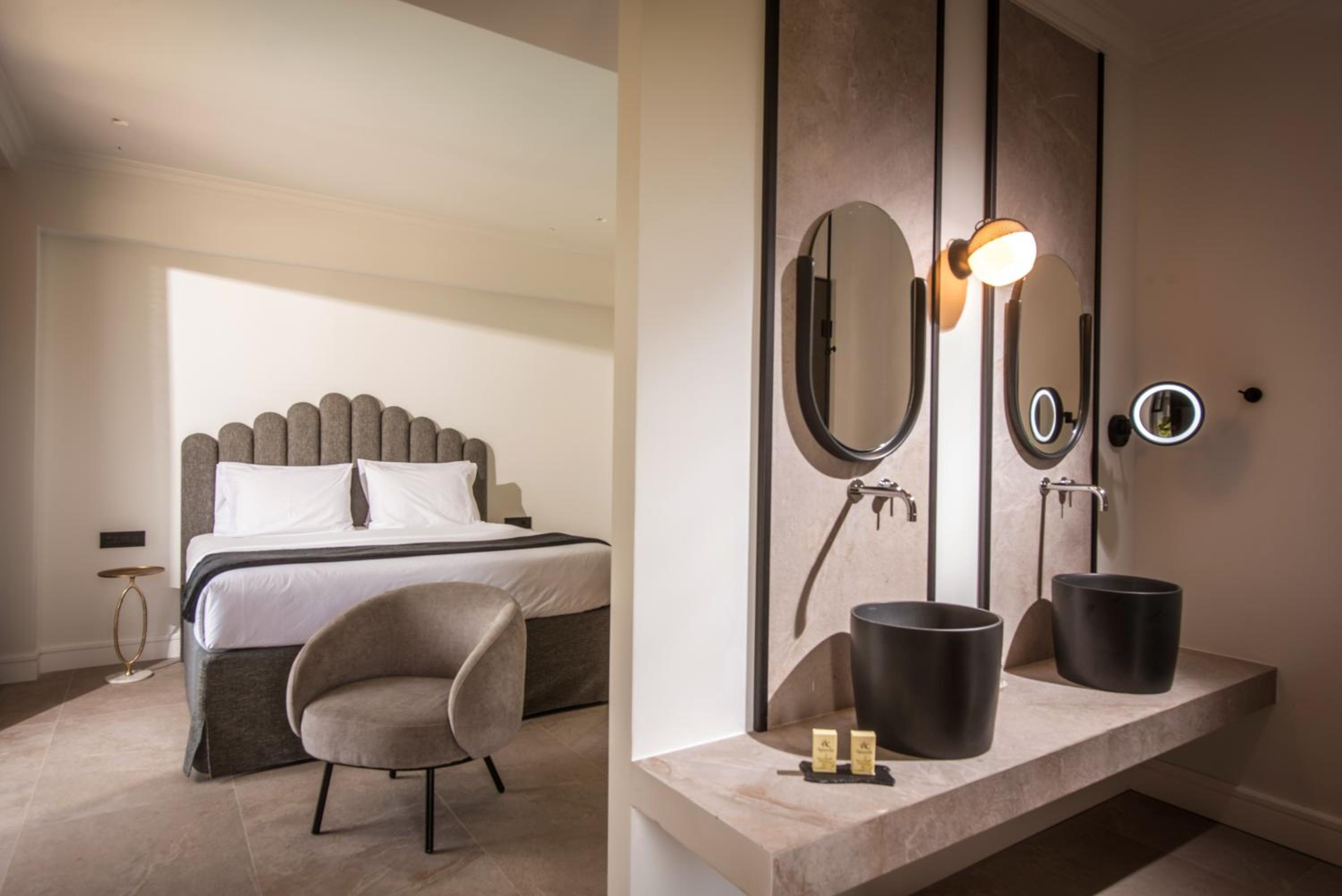 Junior Suite with Pool View - Photo 1