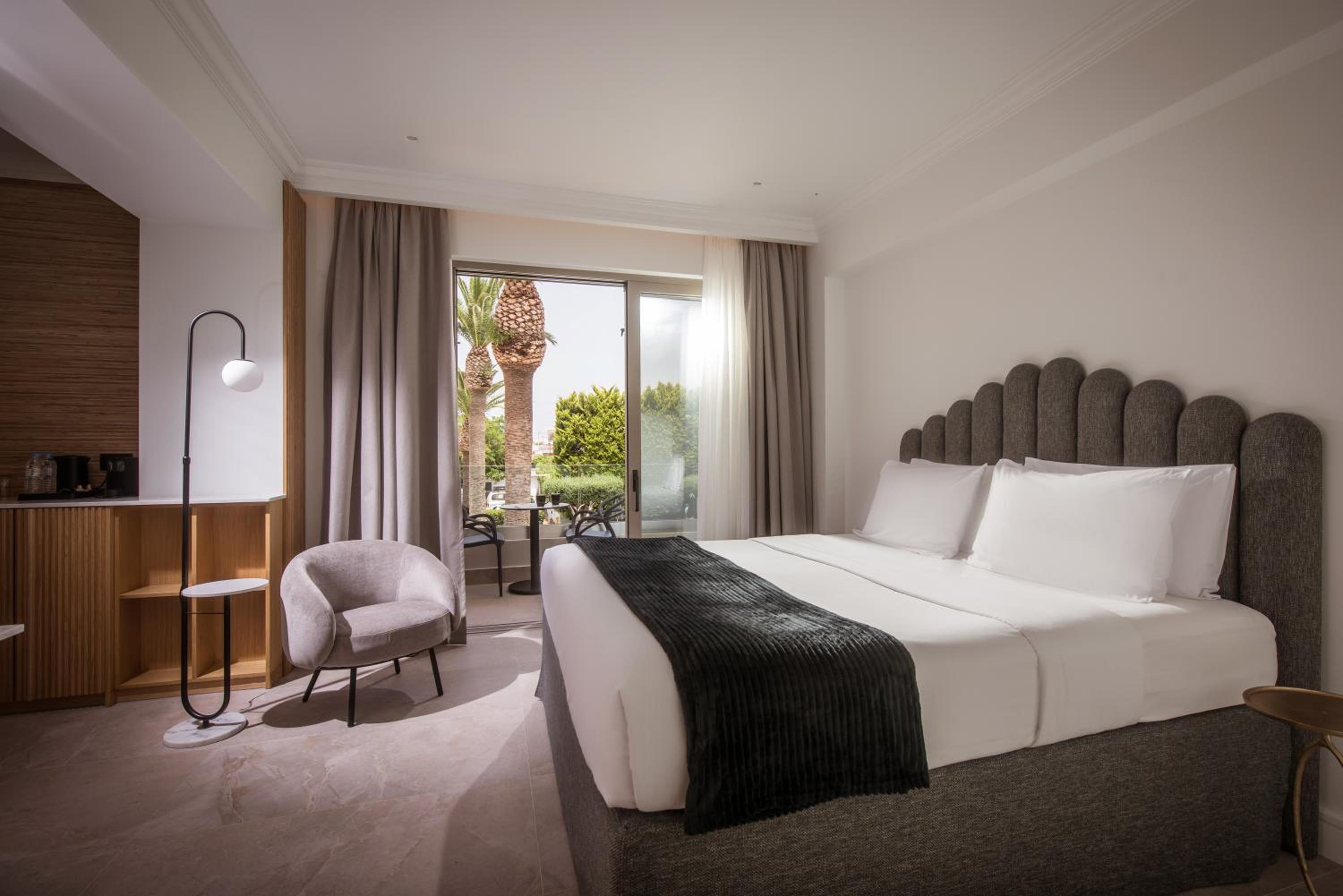Junior Suite with Pool View - Photo 3