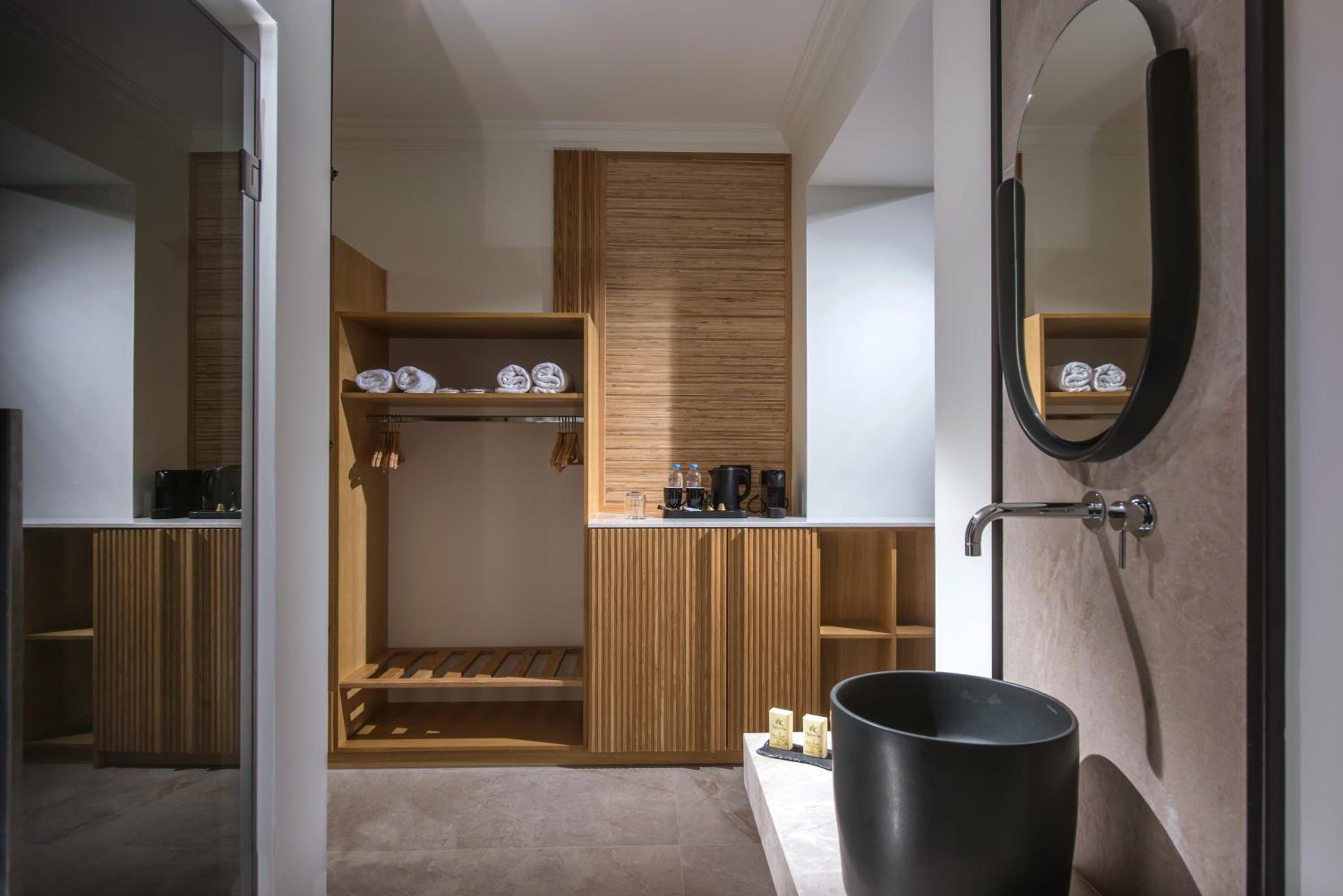 Junior Suite with Pool View - Photo 2