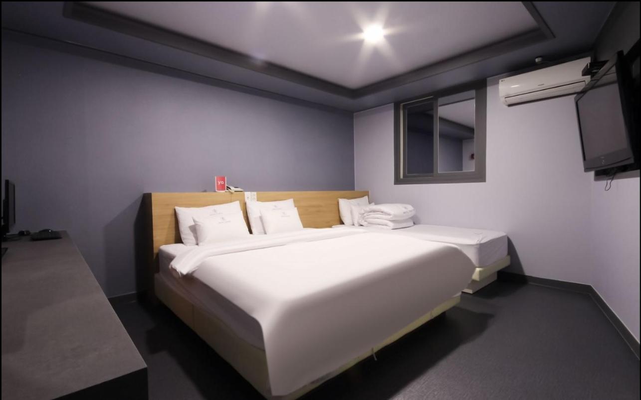 Double or Twin Room with City View photo 1