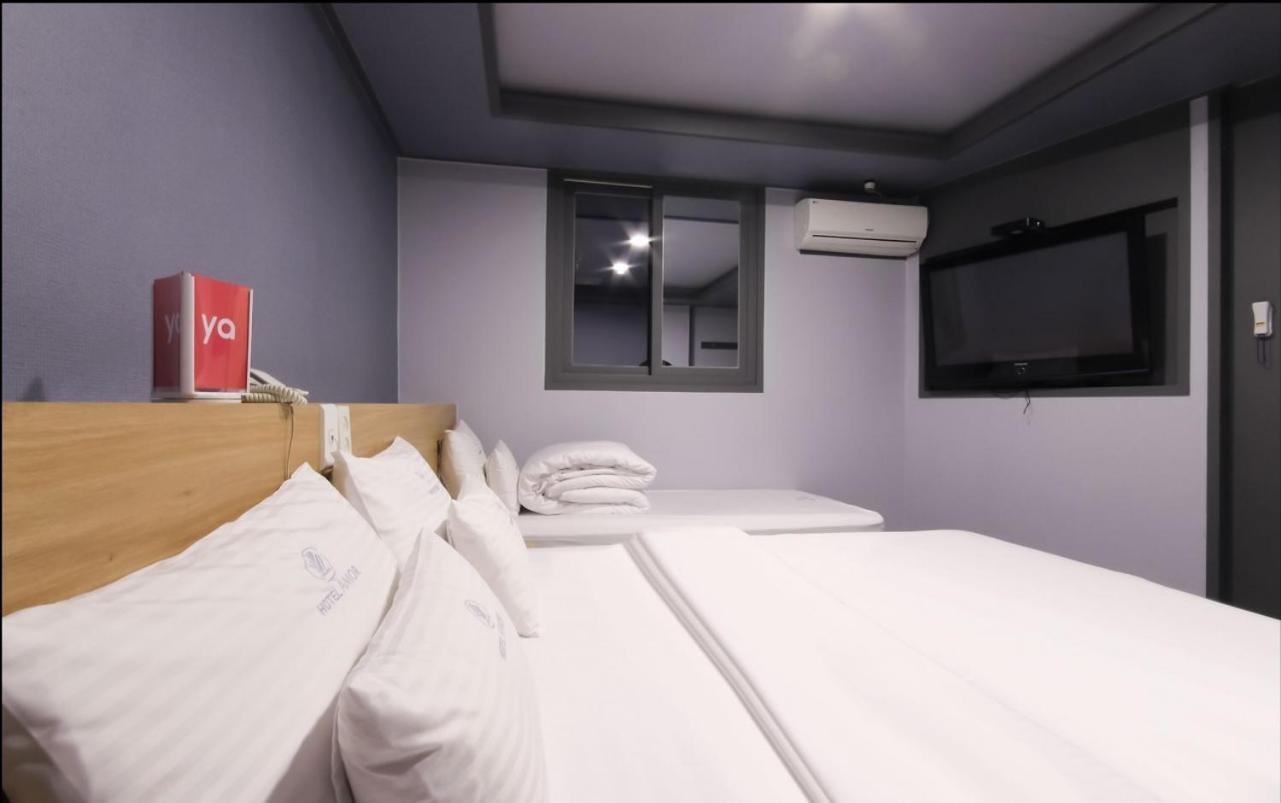Double or Twin Room with City View photo 2