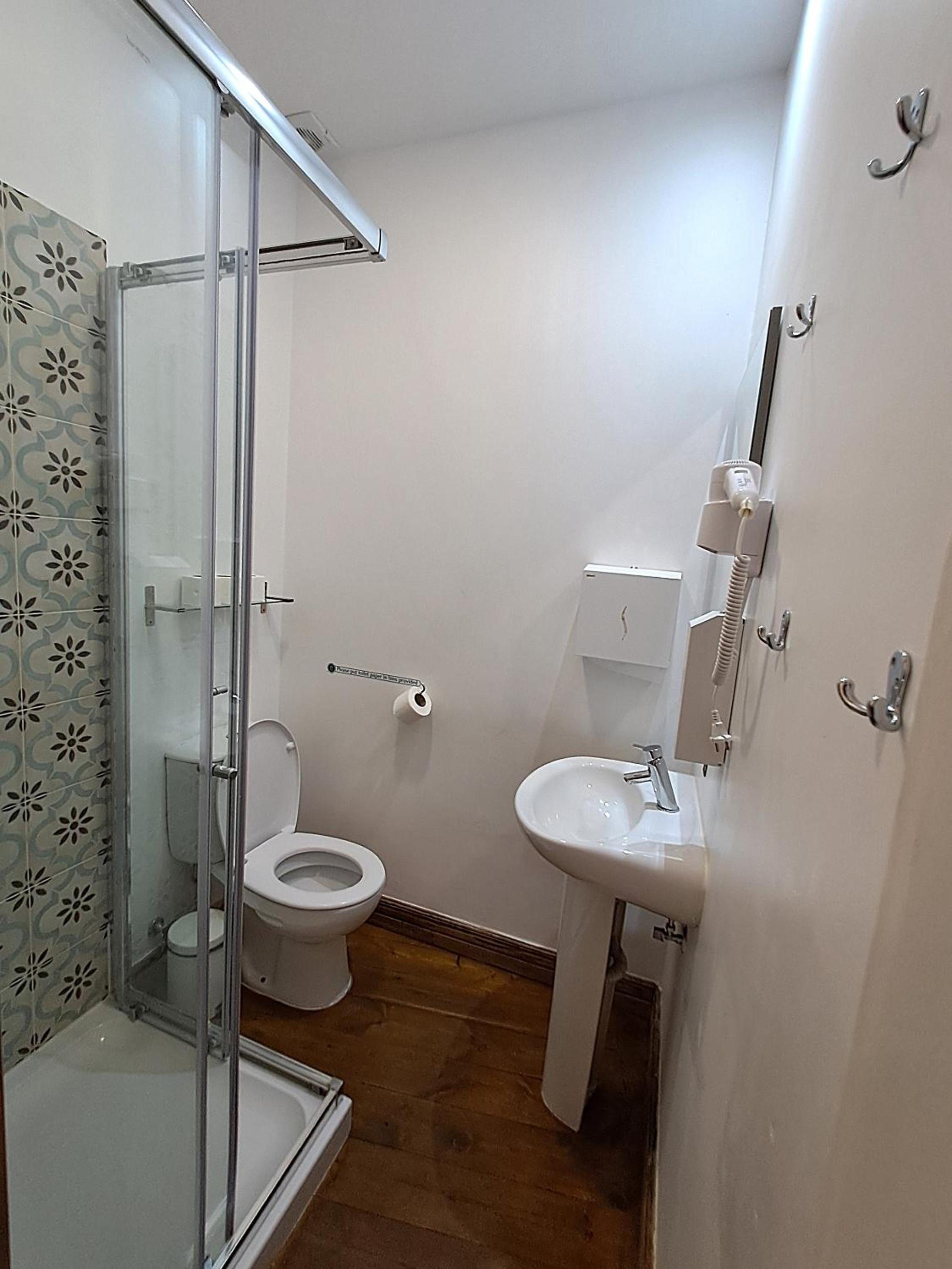Quadruple Room with Private Bathroom photo 3