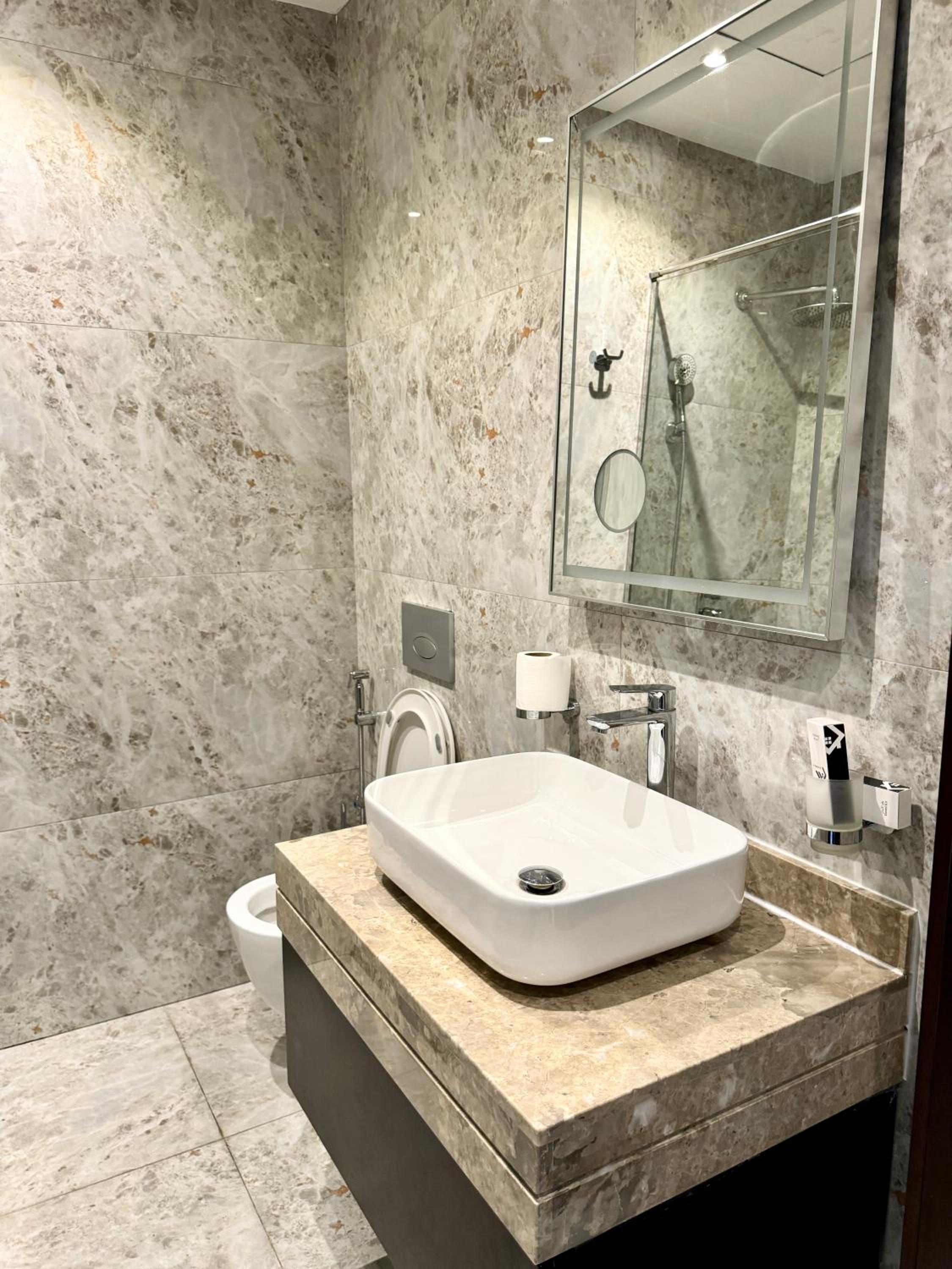 Standard King Room - Photo 20