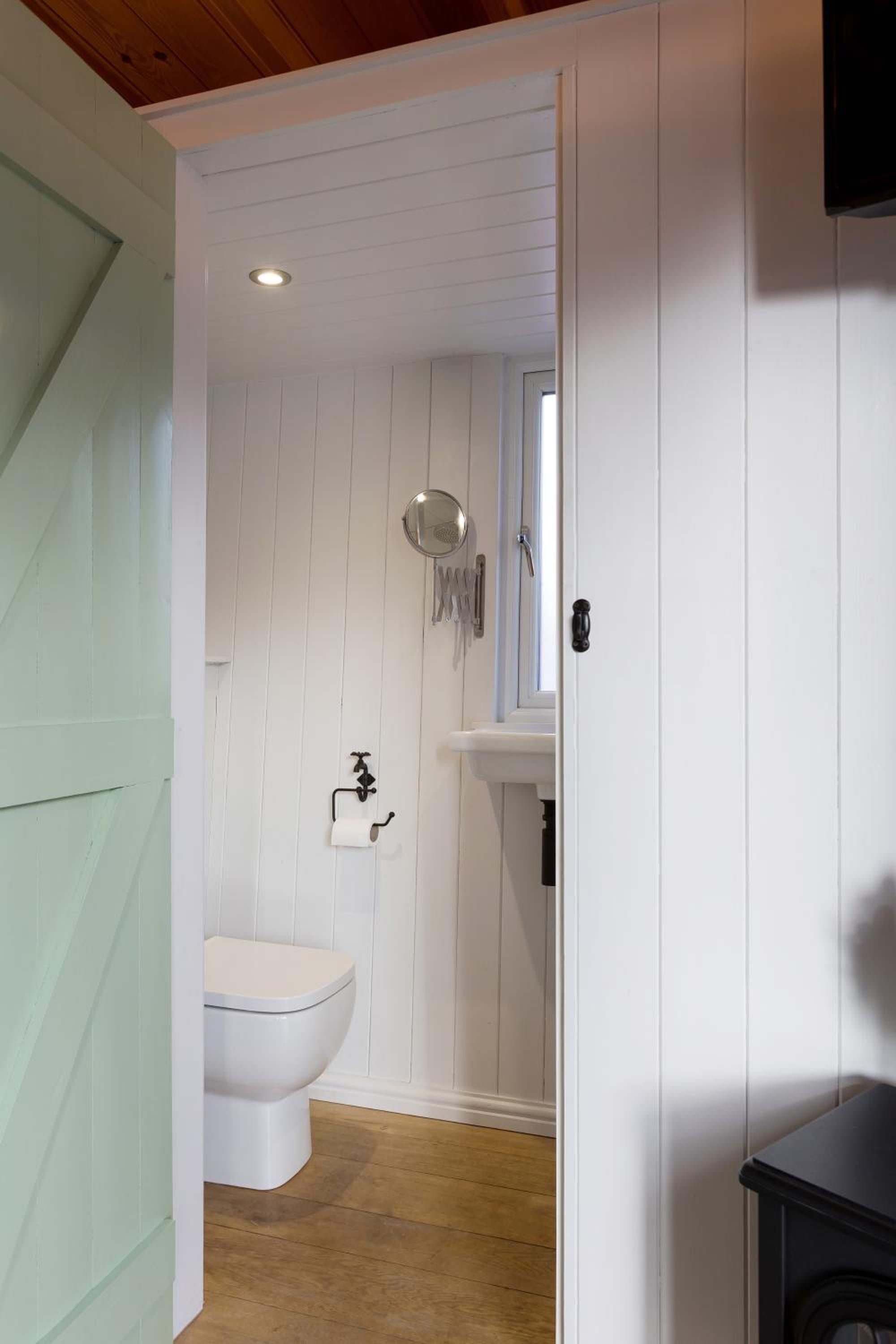 Deluxe Shepherds Hut - Photo 12