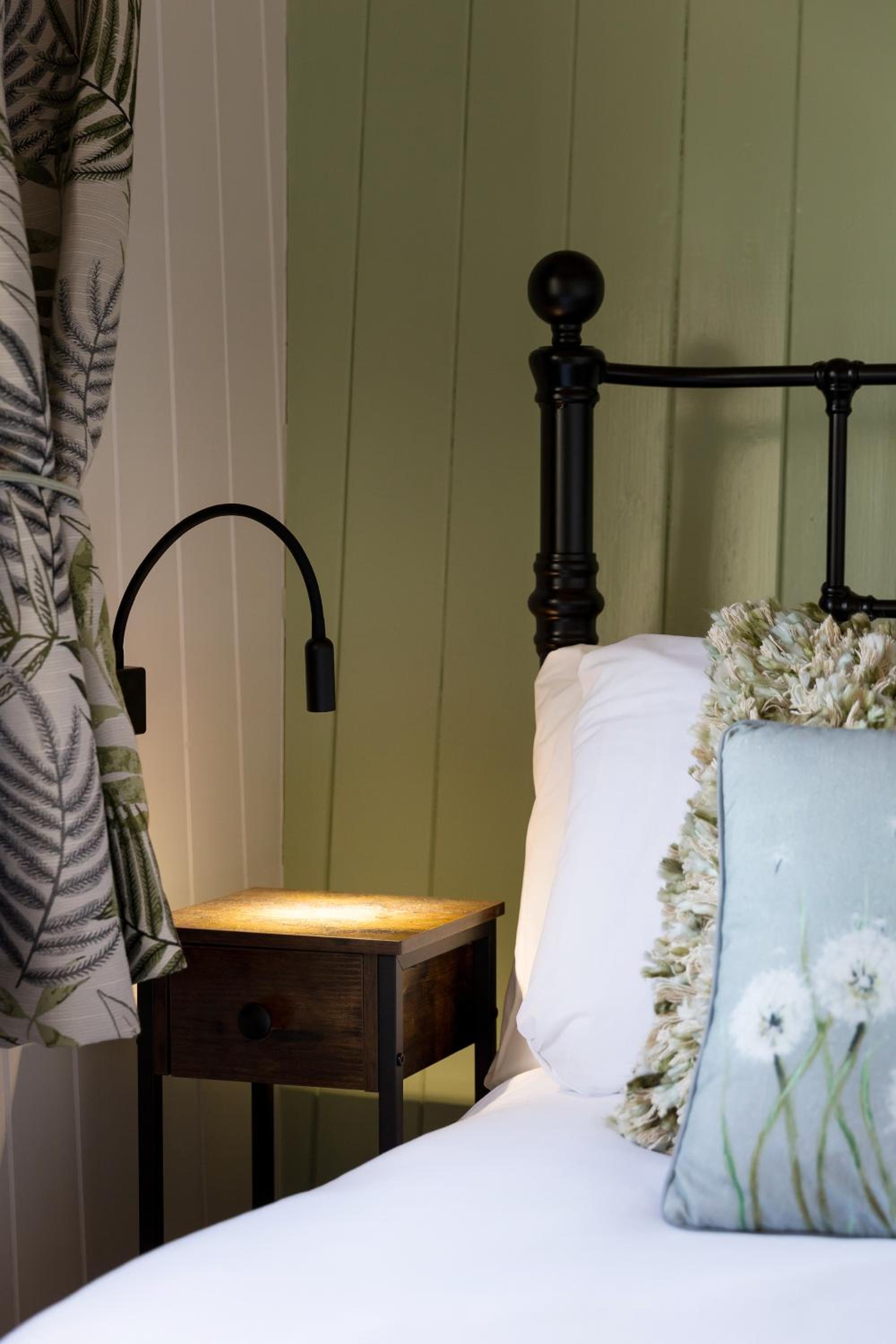 Deluxe Shepherds Hut - Photo 4