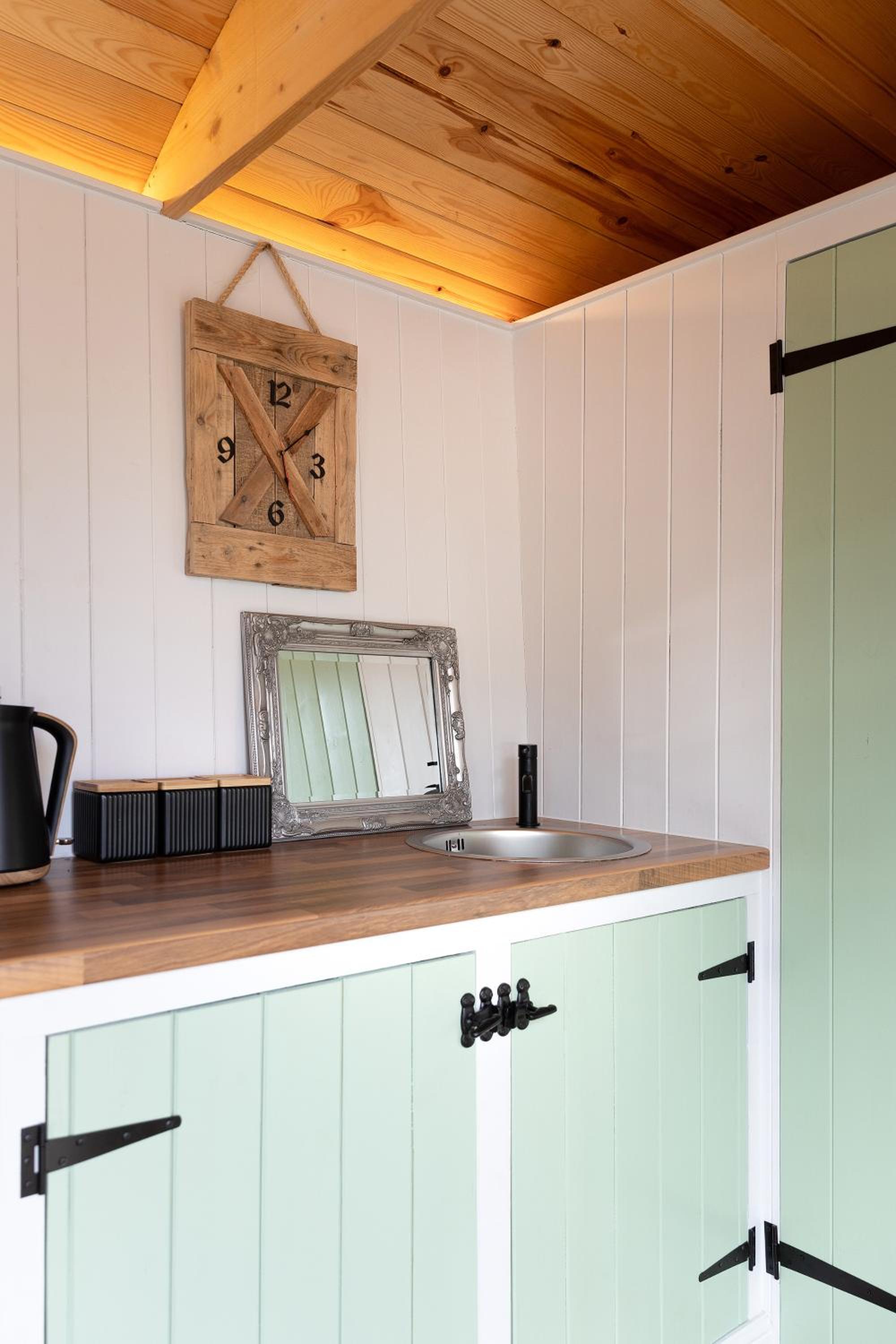 Deluxe Shepherds Hut - Photo 6