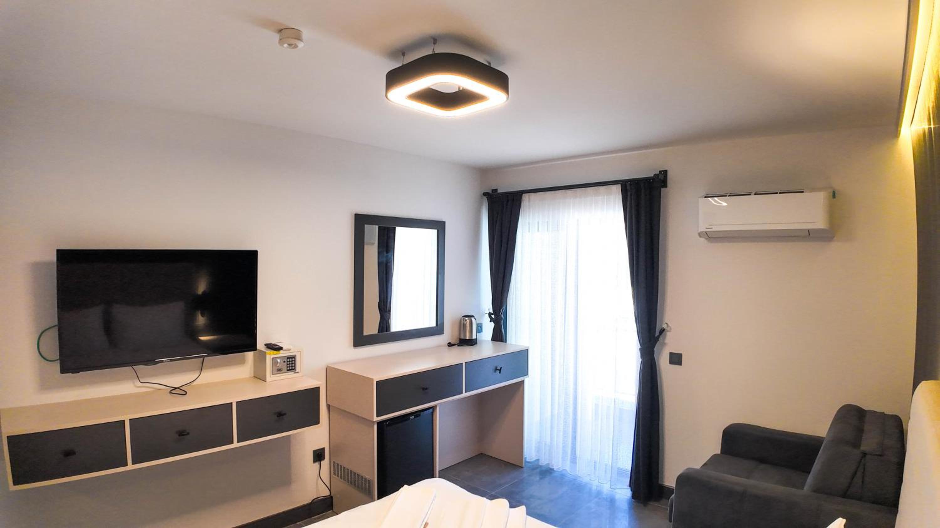 Deluxe Double Room with Balcony photo 3