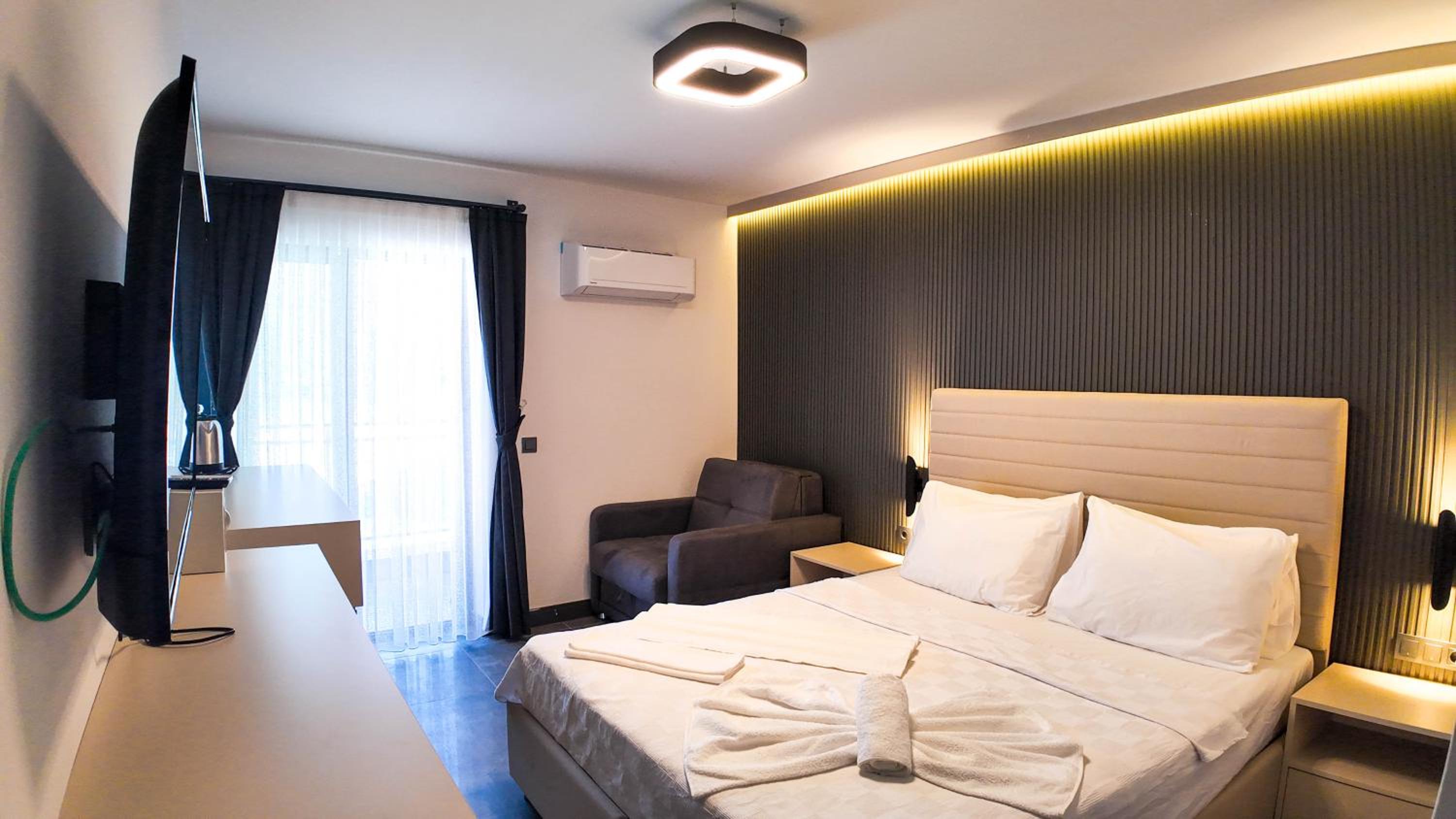 Deluxe Double Room with Balcony photo 2