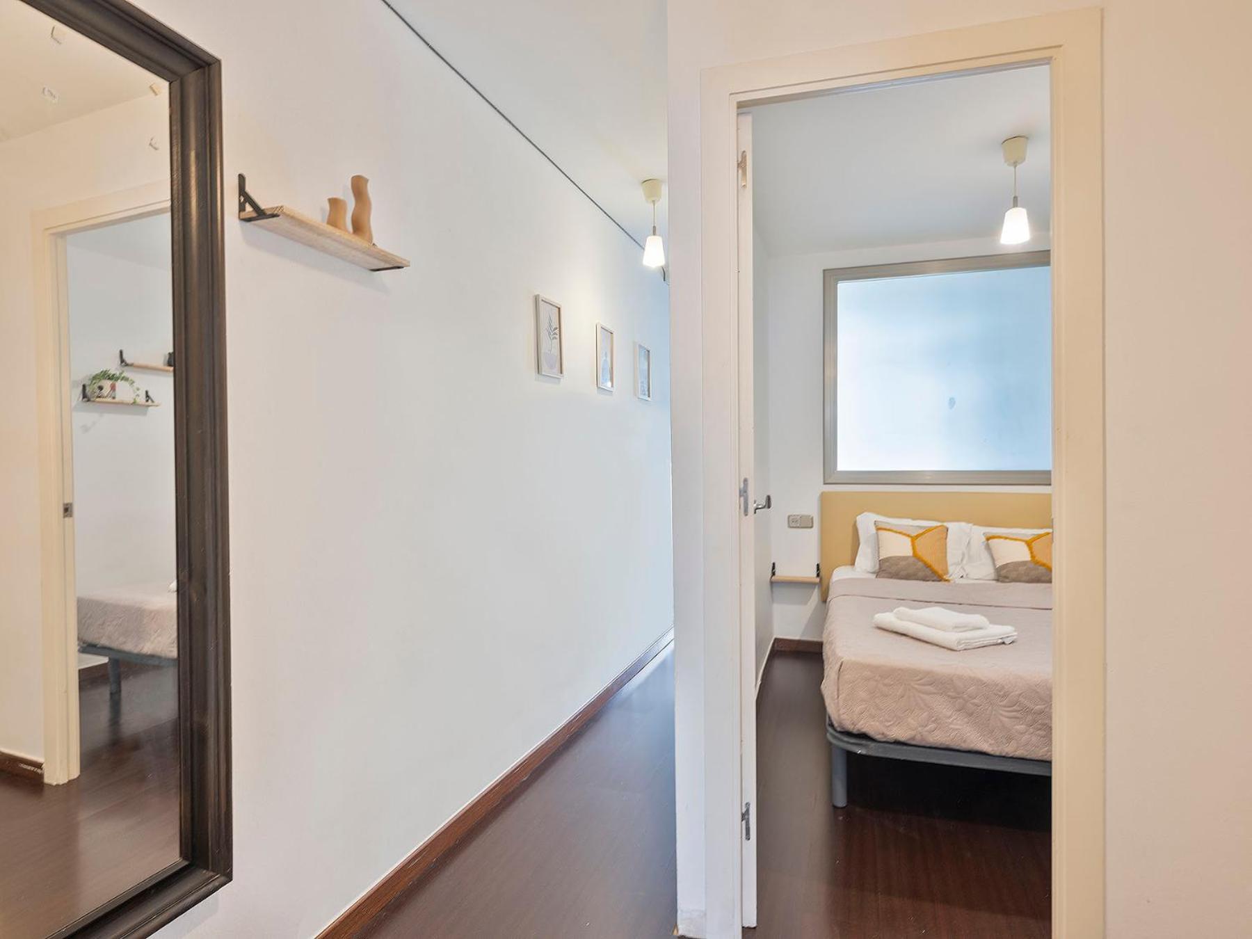 One-Bedroom Apartment (2 Adults) - Doctor Trueta 228 street photo 3