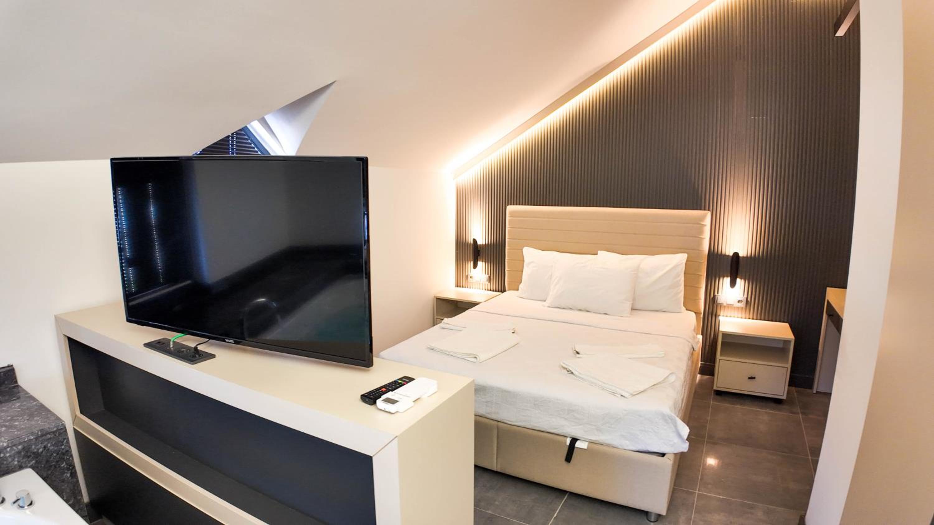 Deluxe King Suite photo 3