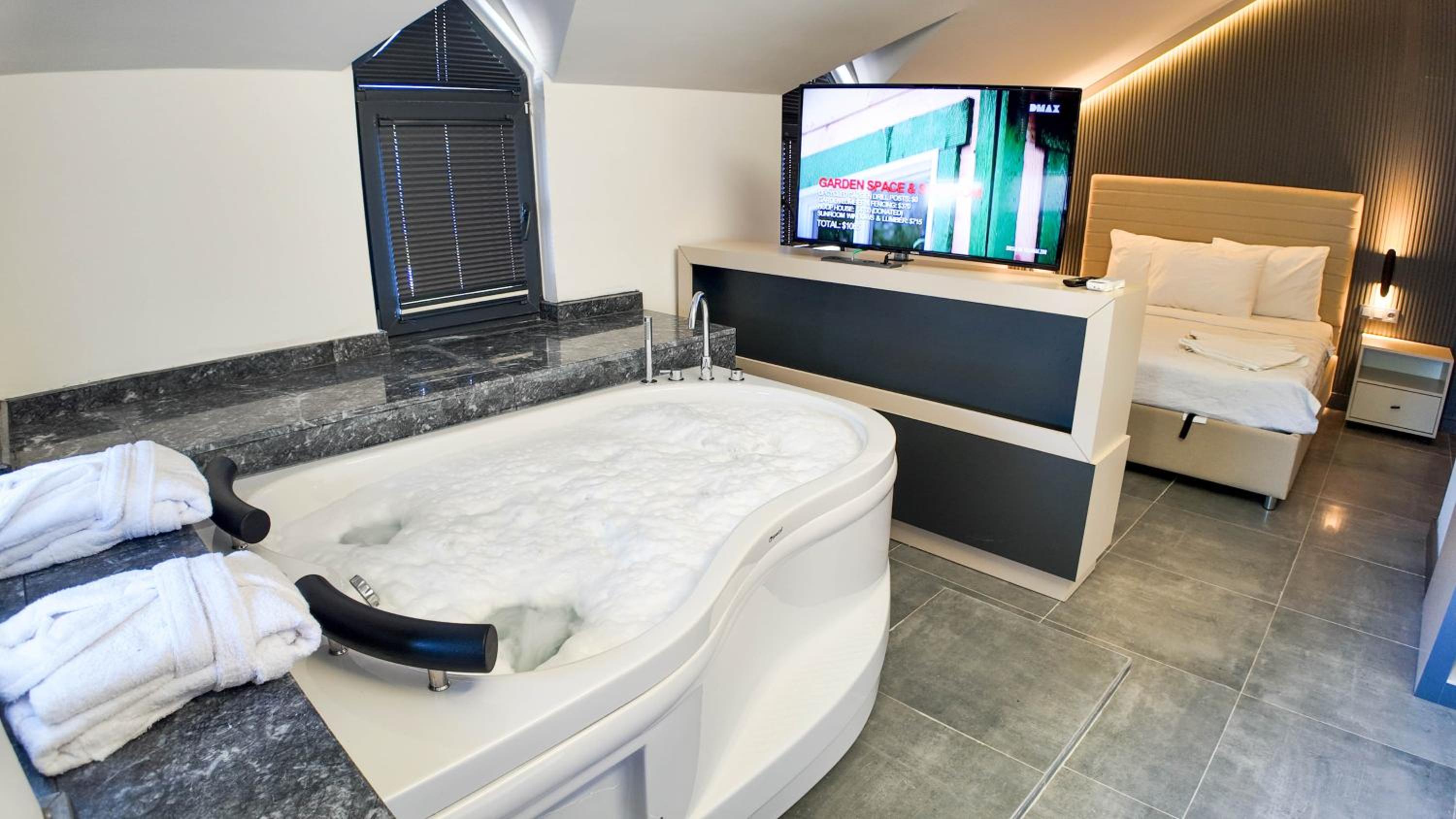 Deluxe King Suite photo 2