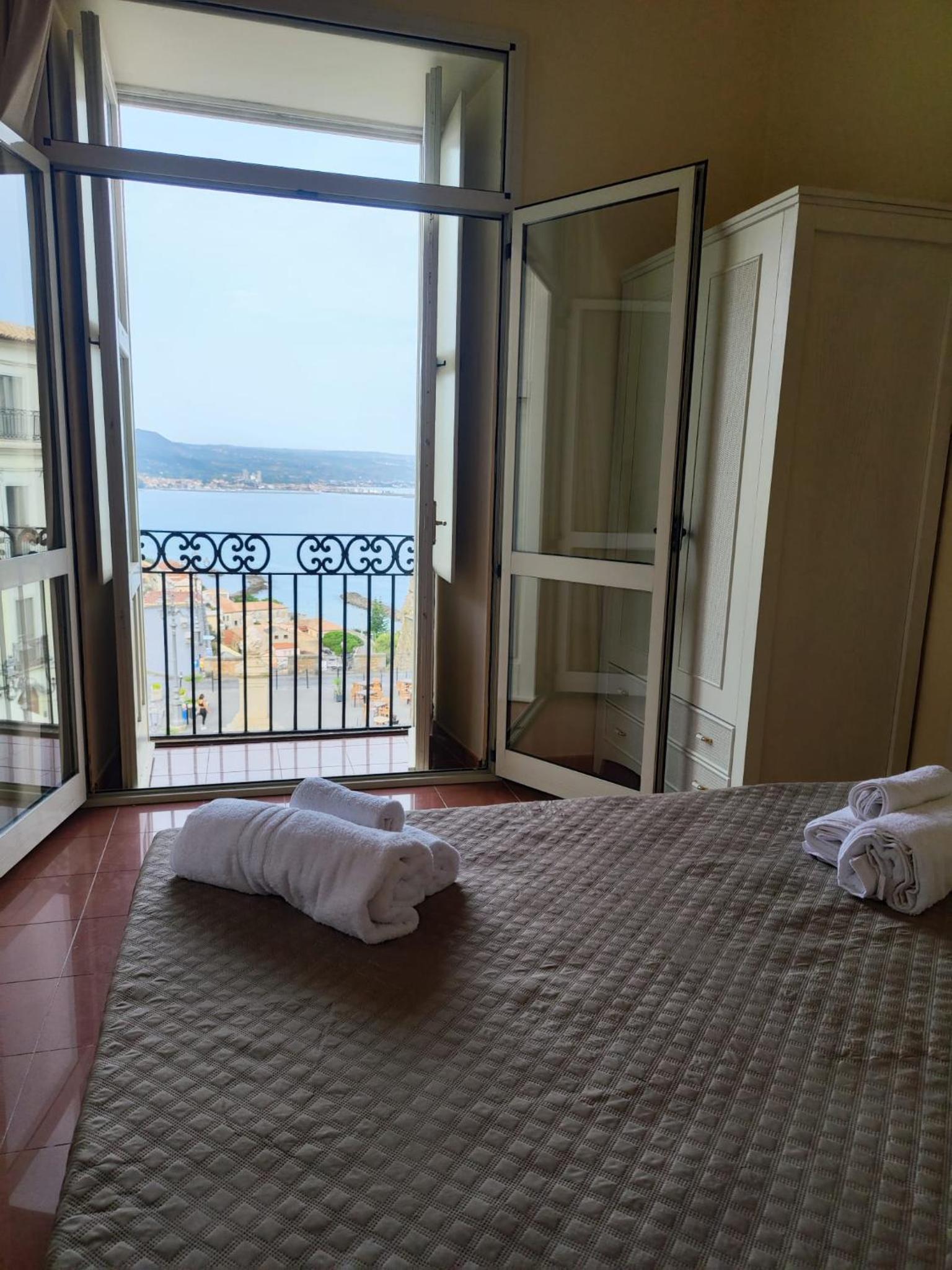 Deluxe Double Room with Sea View photo 3