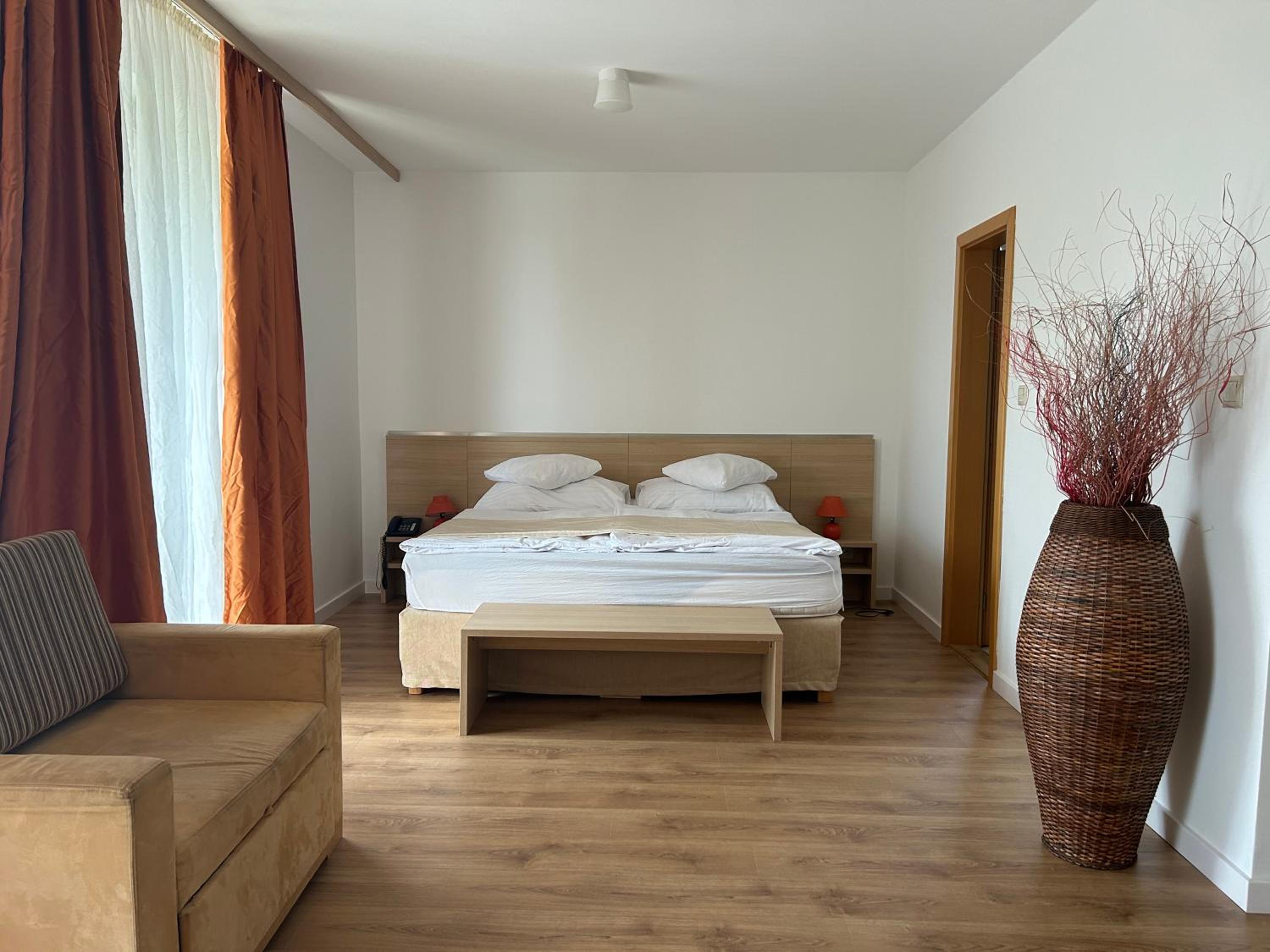 Deluxe Double Room with Shower - Photo 10