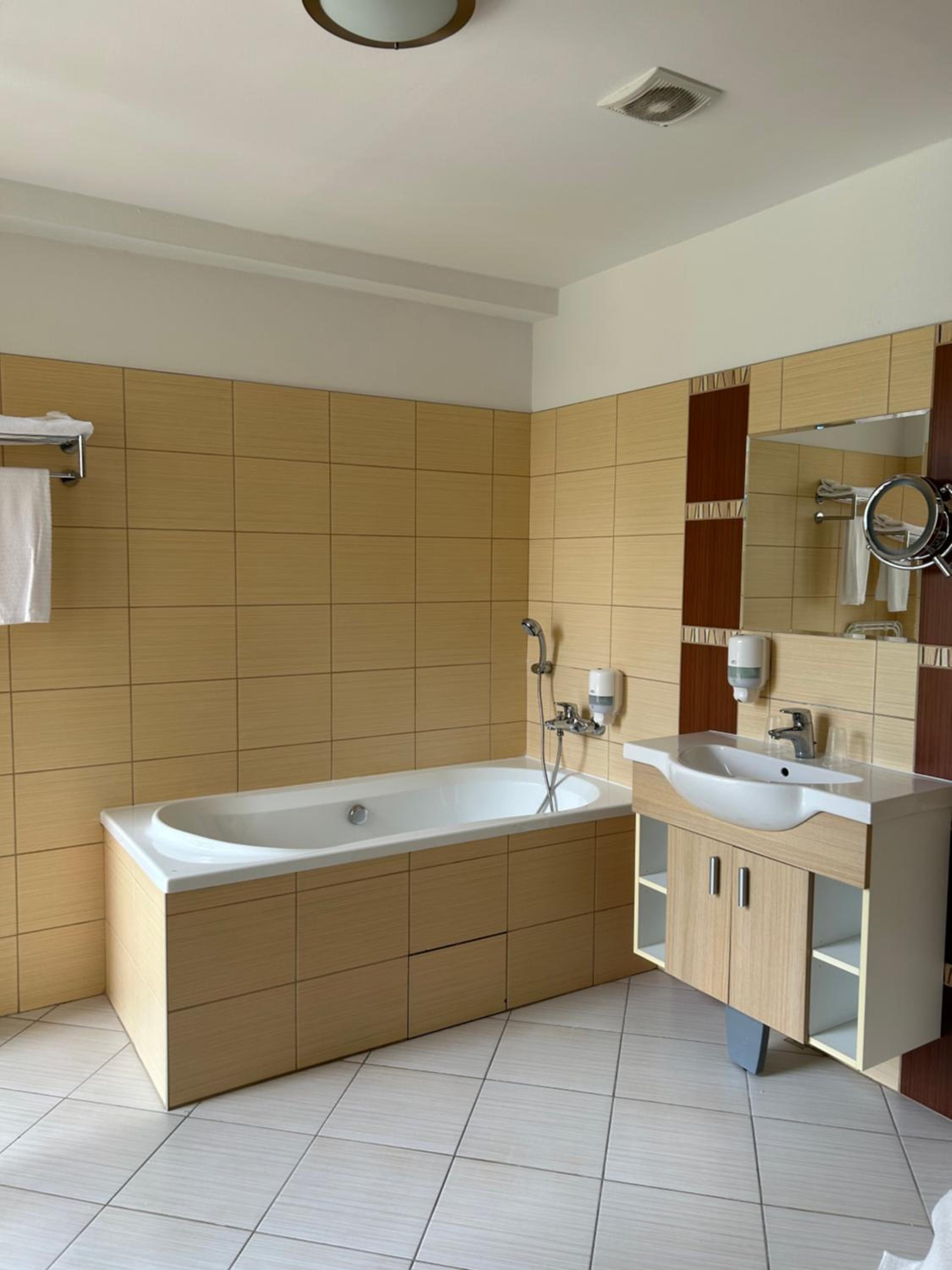 Deluxe Double Room with Shower - Photo 5