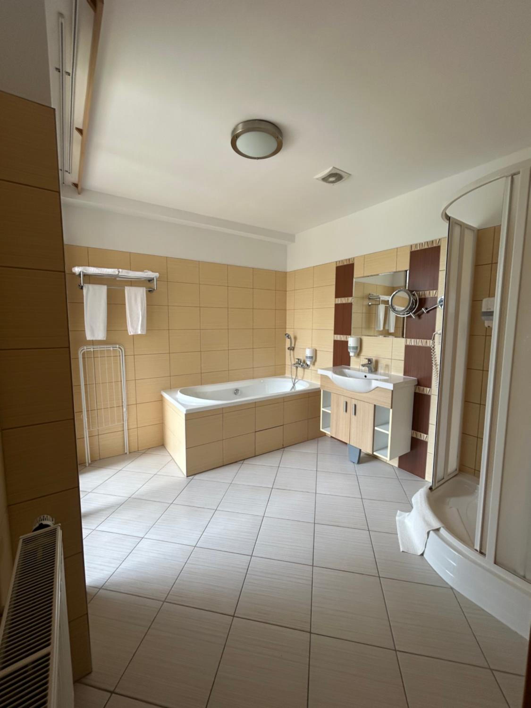 Suite - Photo 3
