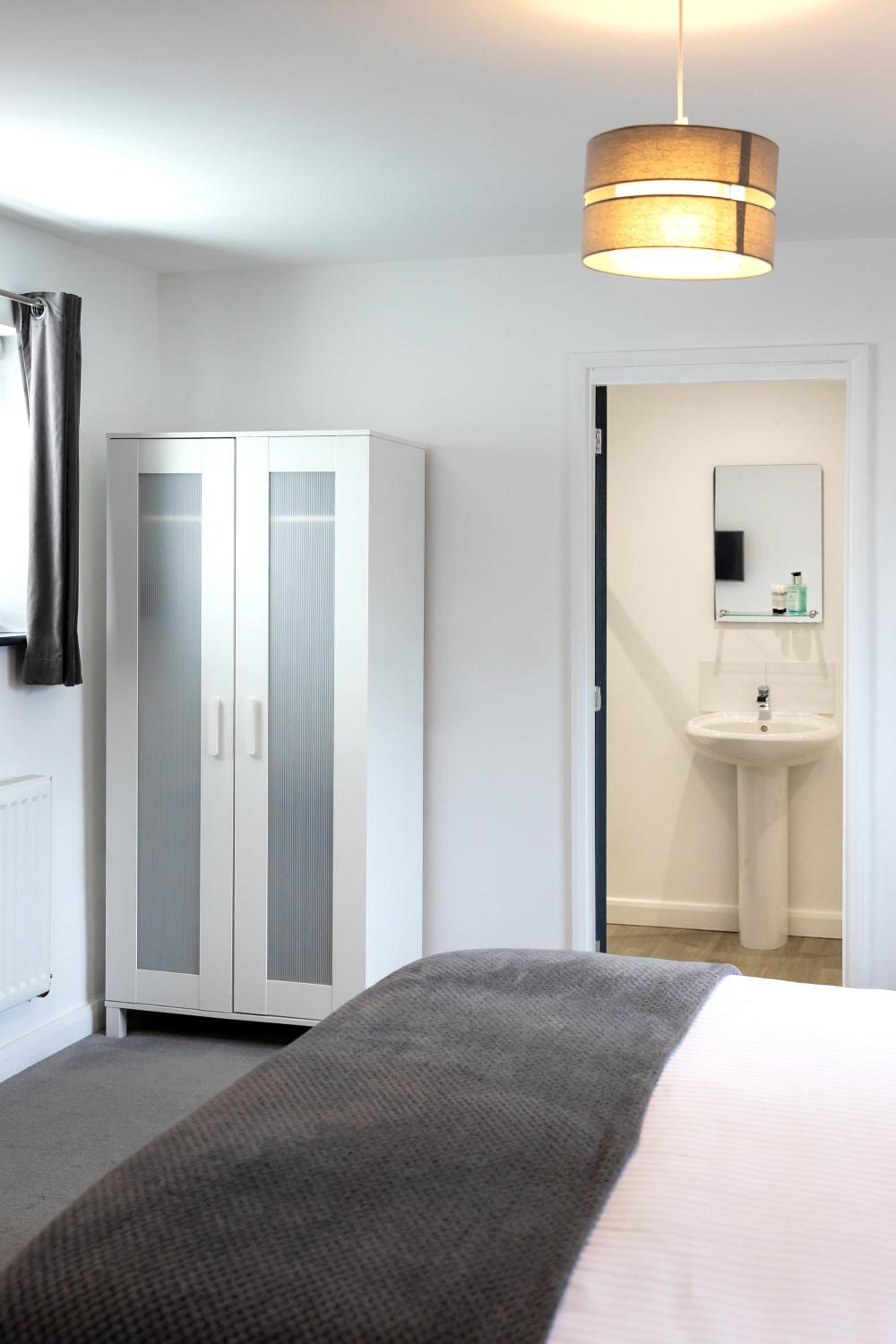 Deluxe King Room - Photo 14
