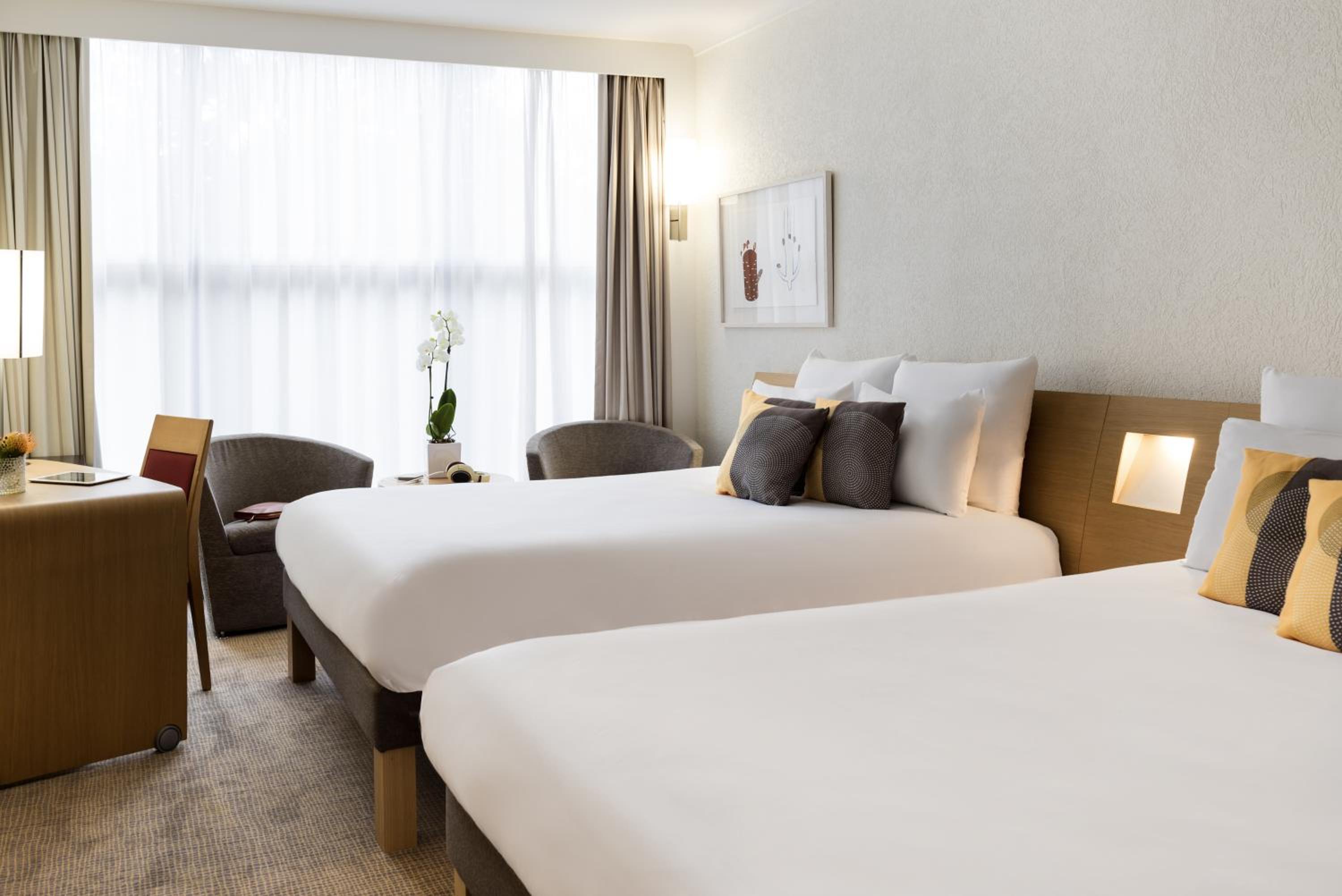 Superior Room with Two Double Beds thumbnail 5