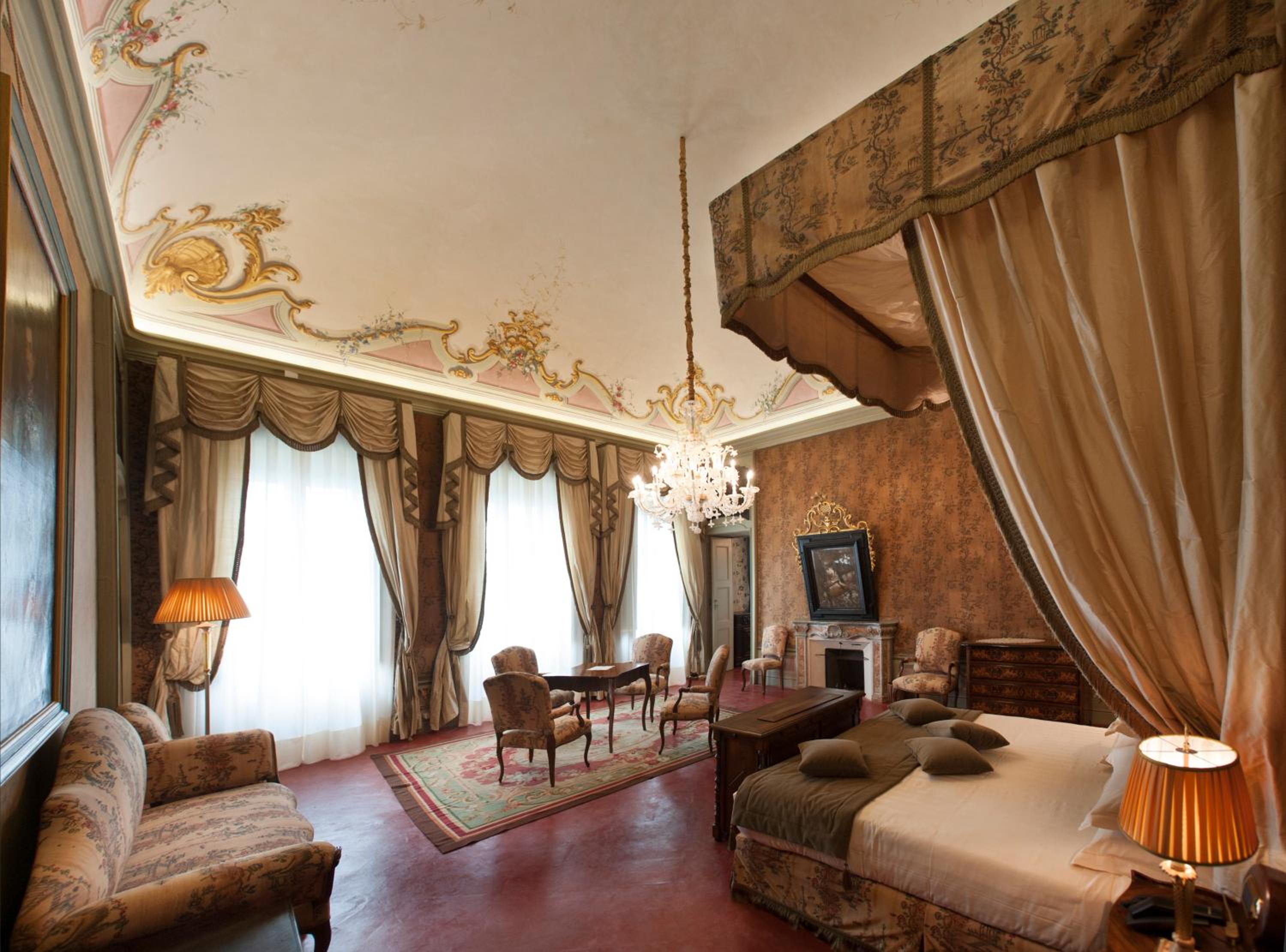 Deluxe King Suite photo 1