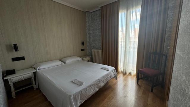 Double Room with Balcony - Photo 2