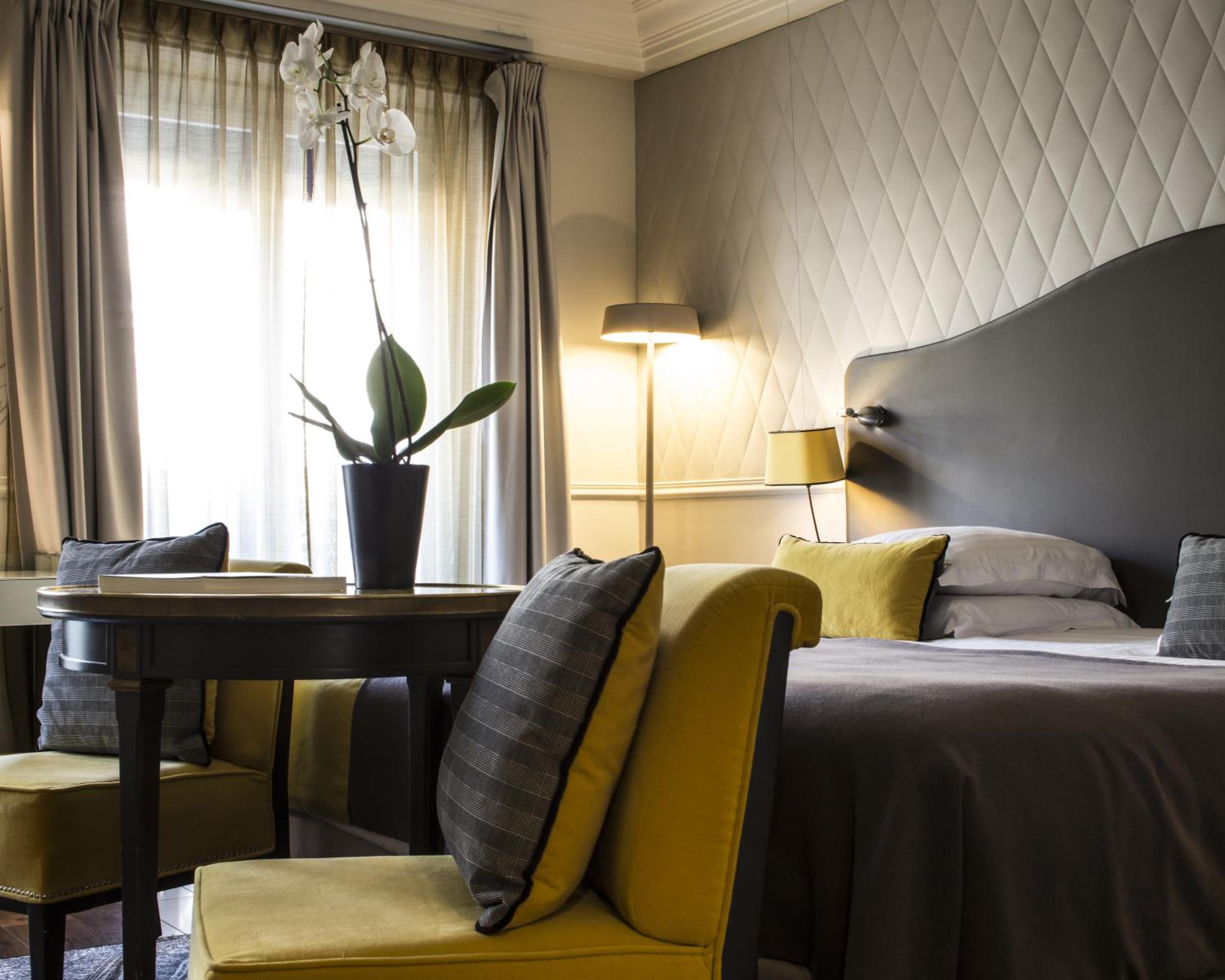 Deluxe Room with Opera View and Balcony thumbnail 5