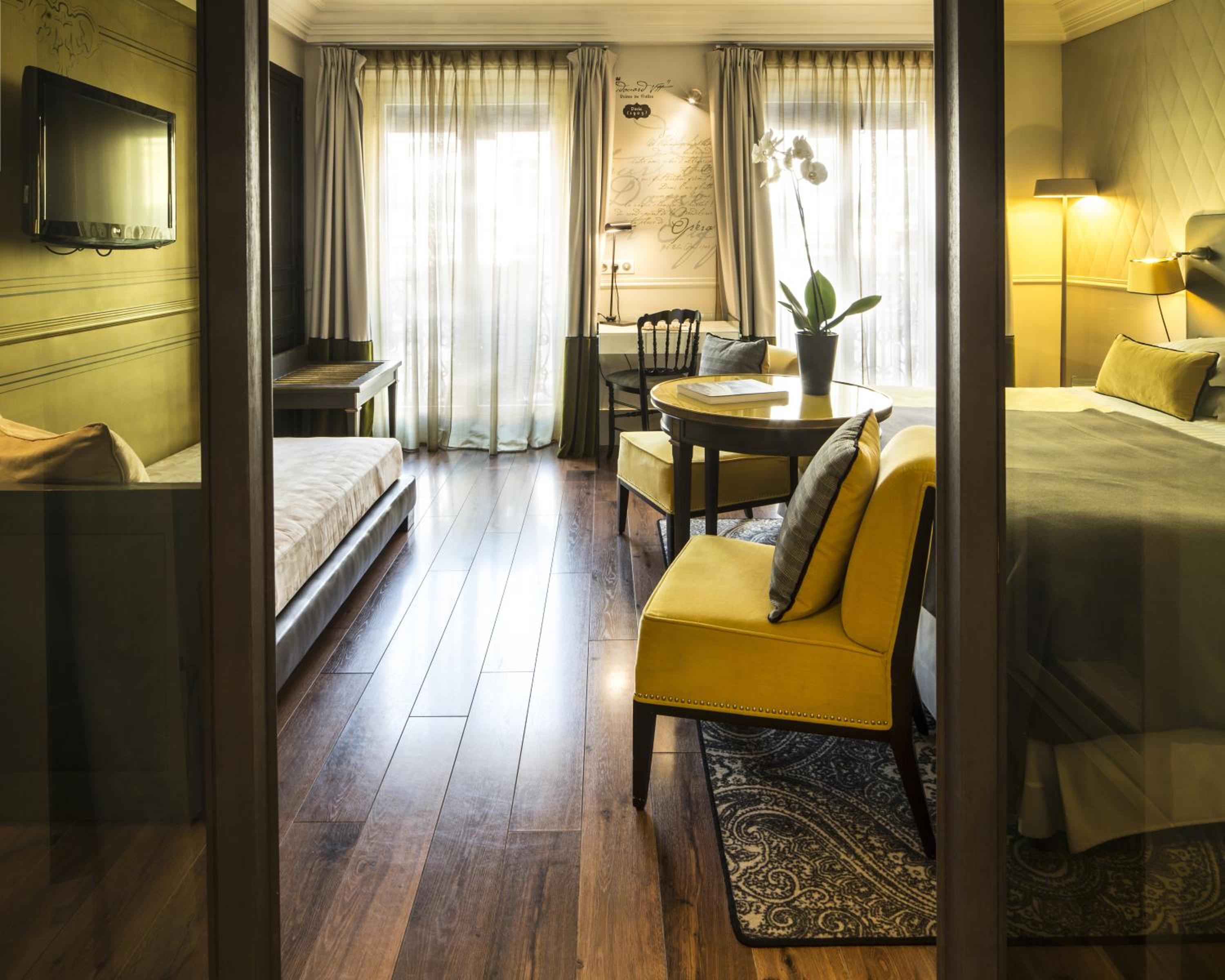 Deluxe Room with Opera View and Balcony