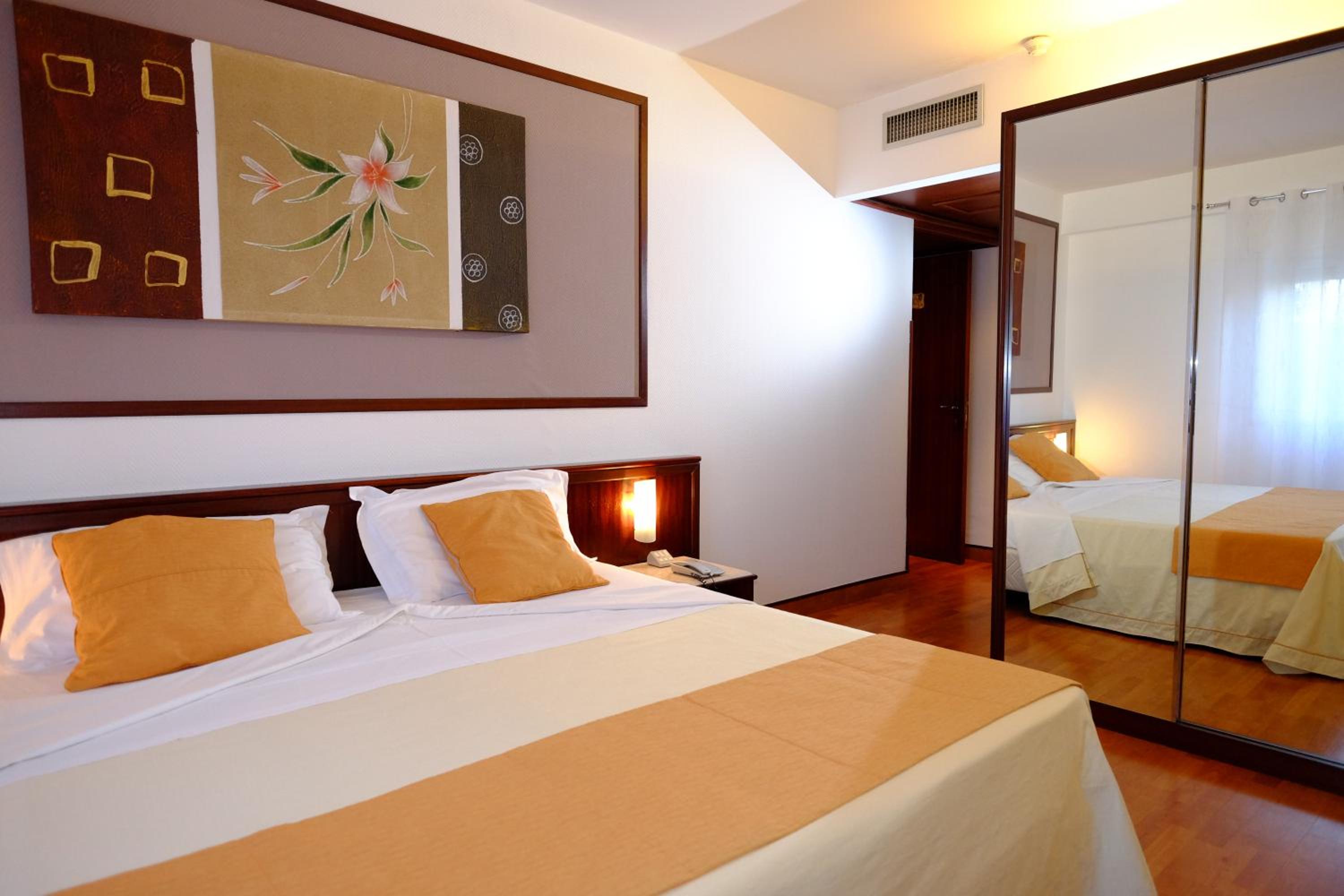 Large Double Room - Photo 4