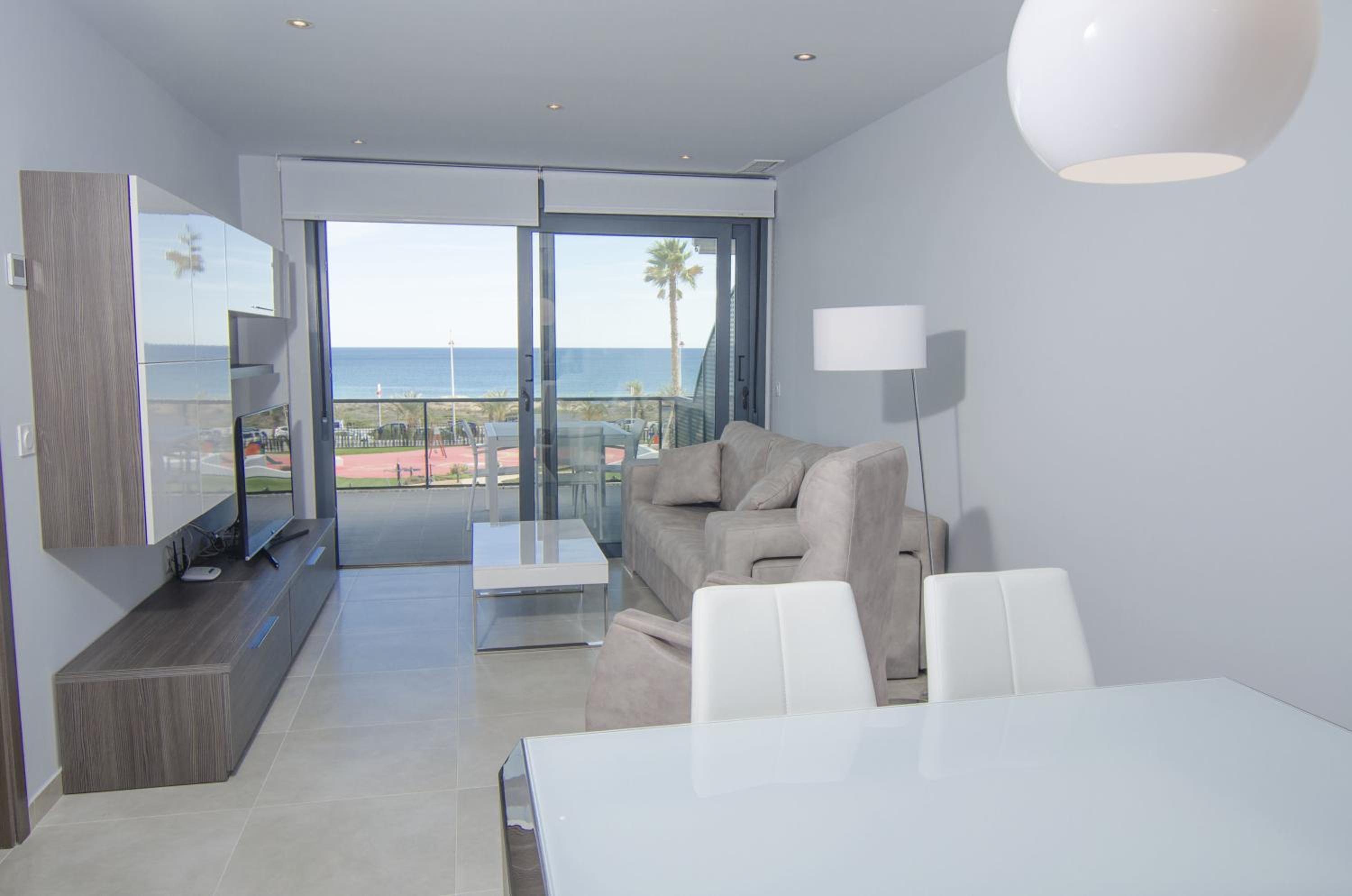 Apartamento de tres habitaciones con vista al mar