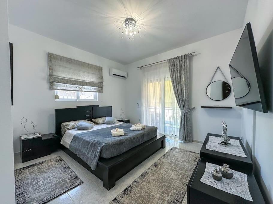 Three-Bedroom Apartment photo 1