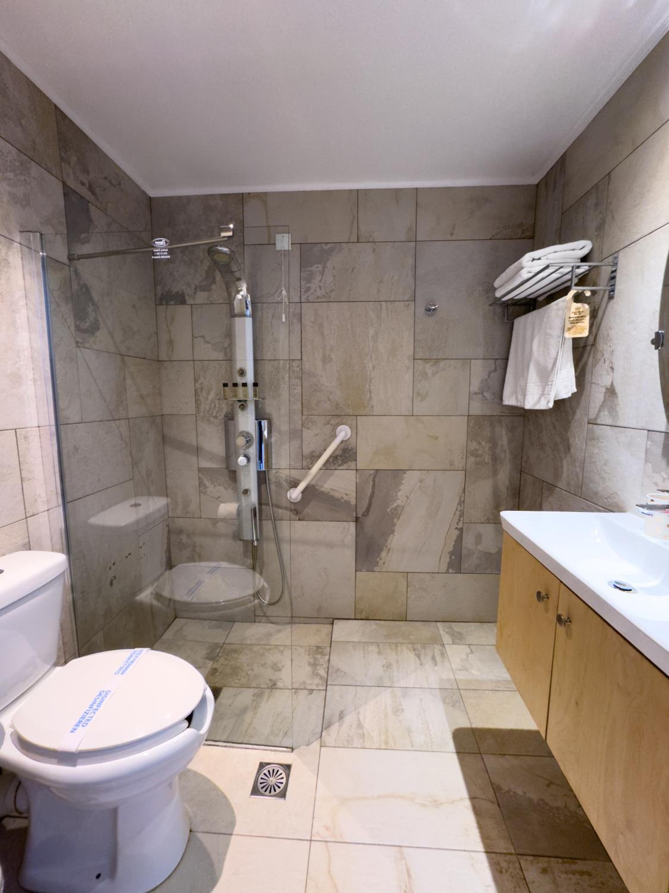Twin Room - Disability Access photo 3