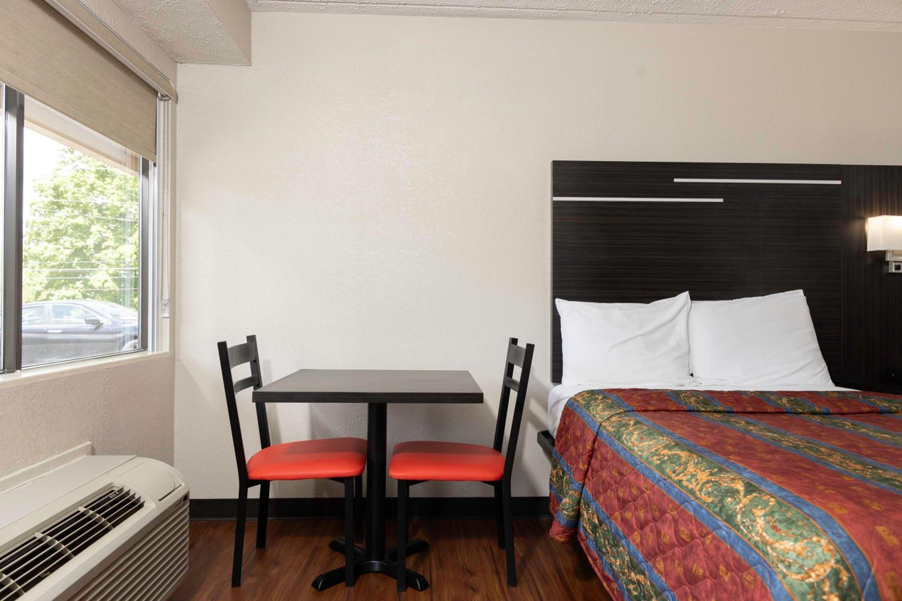 Standard King Room - Photo 4