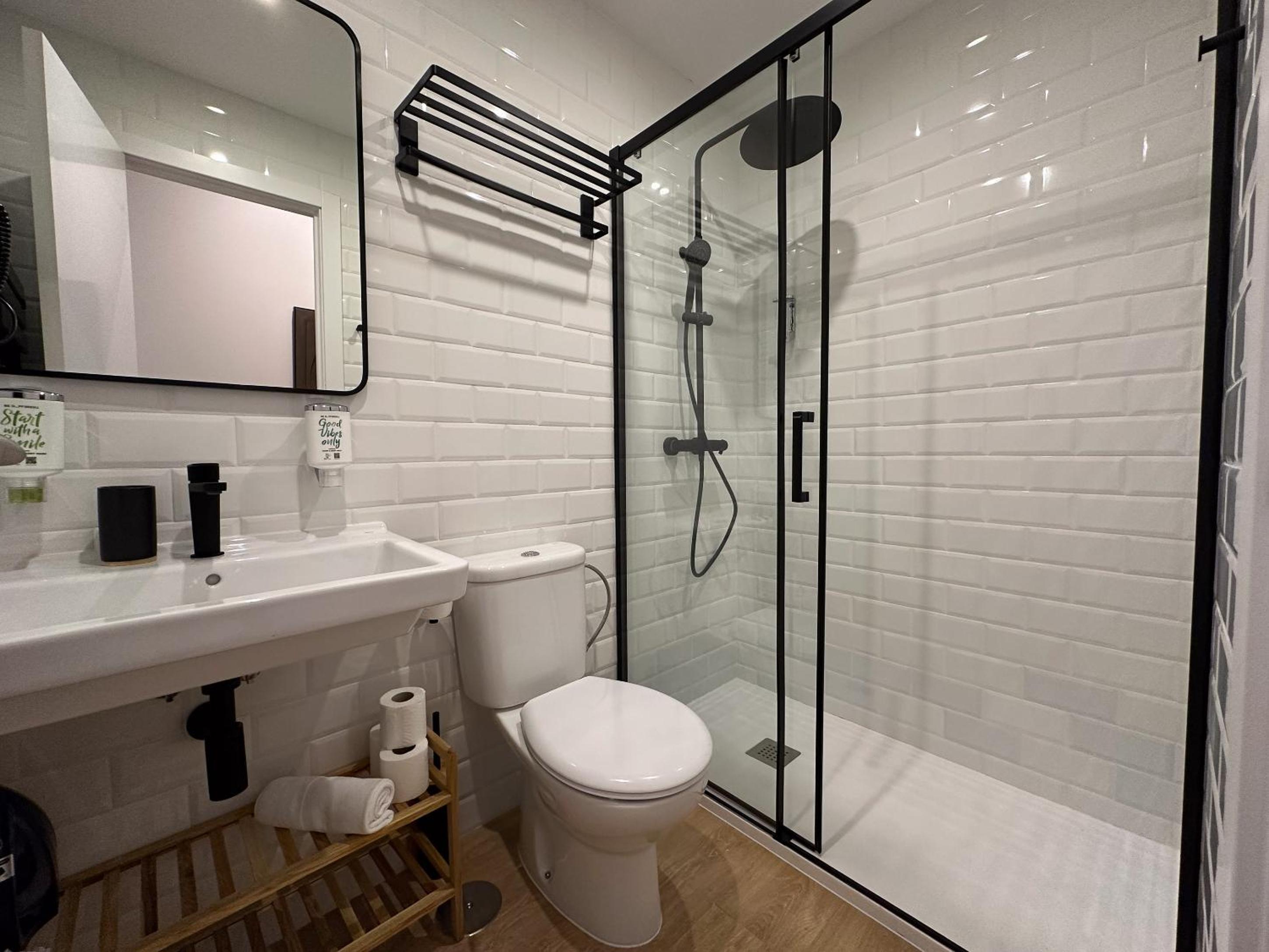Standard Quadruple Room thumbnail 5