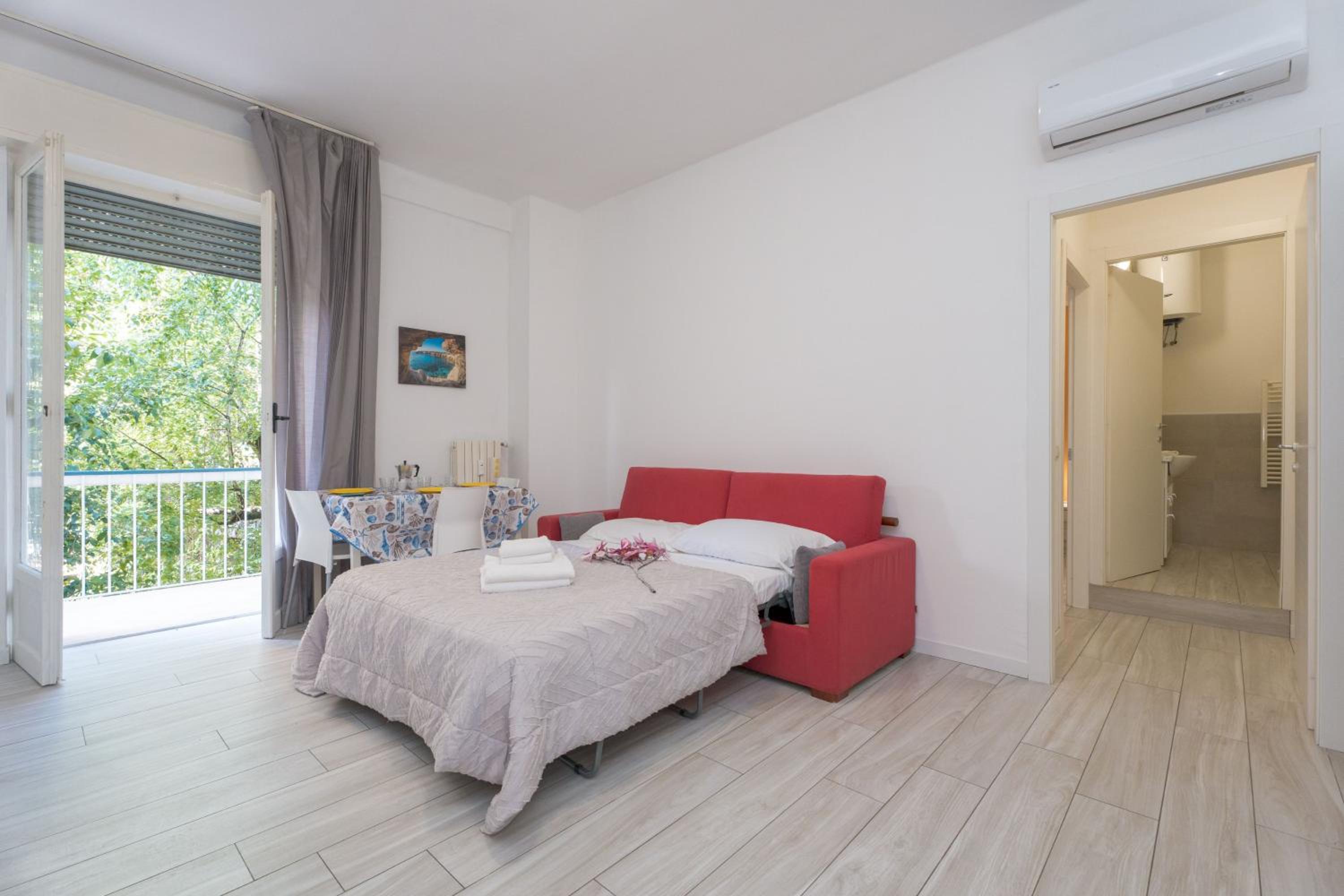 One-Bedroom Standard Apartment photo 2