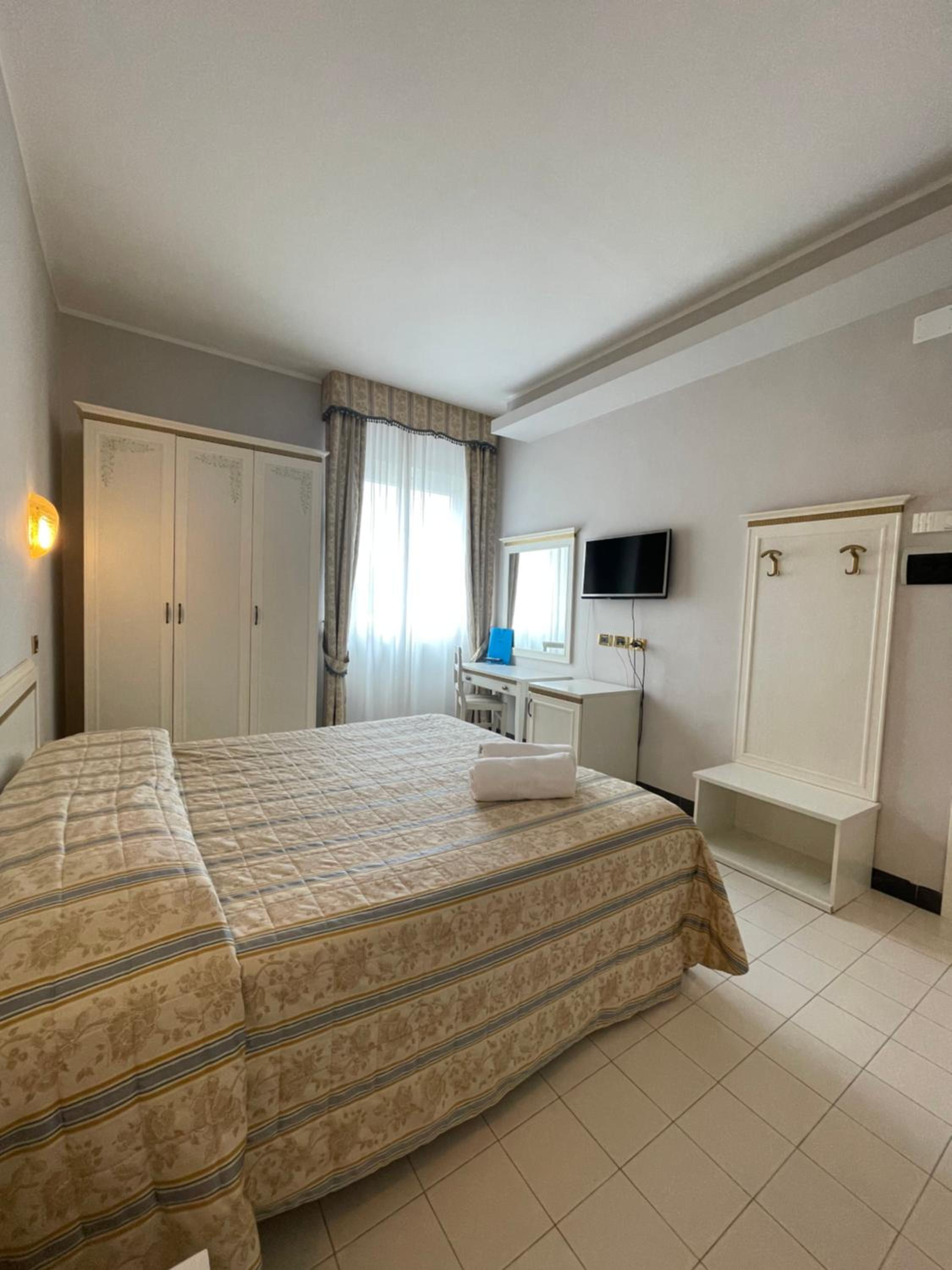 Standard Double Room - Photo 3