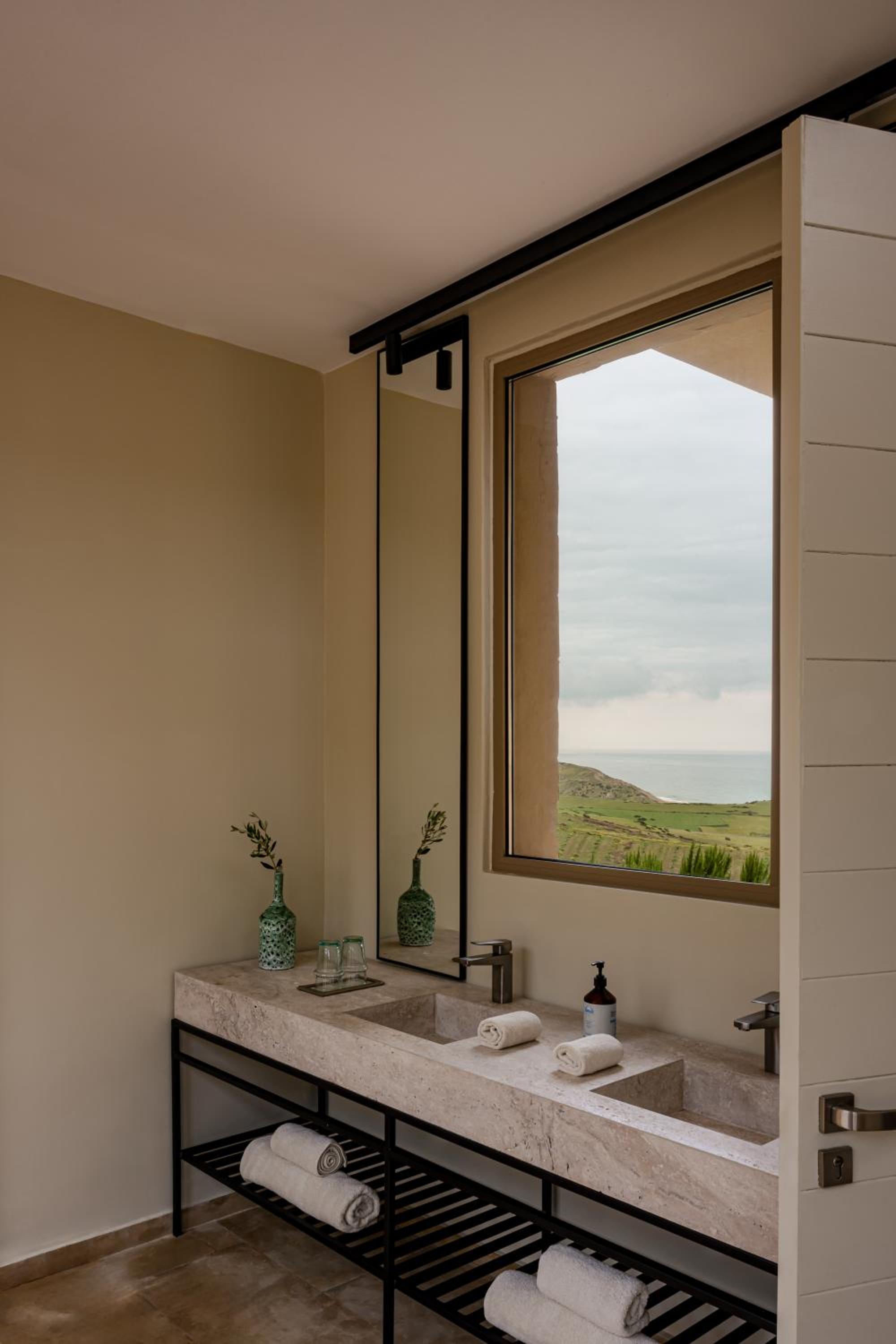 Panoramic pool Suite photo 3
