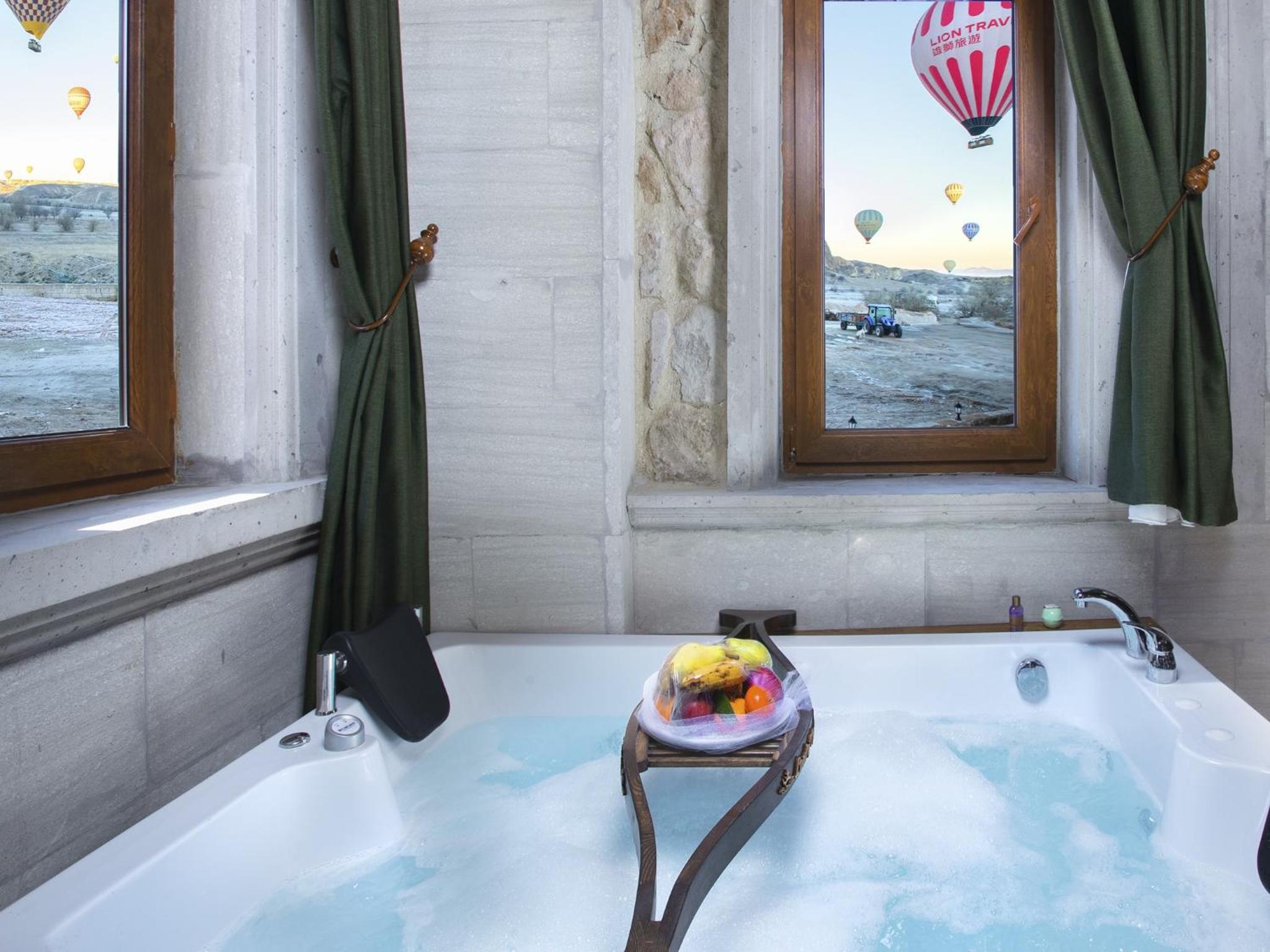 King Suite with Spa Bath photo 3